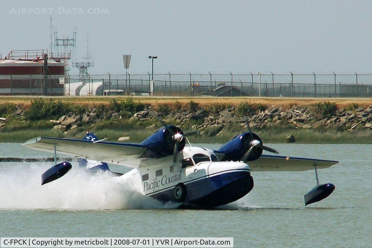 C-FPCK, 1942 Grumman G-21A Goose C/N 1187, Landing on the Fraser River