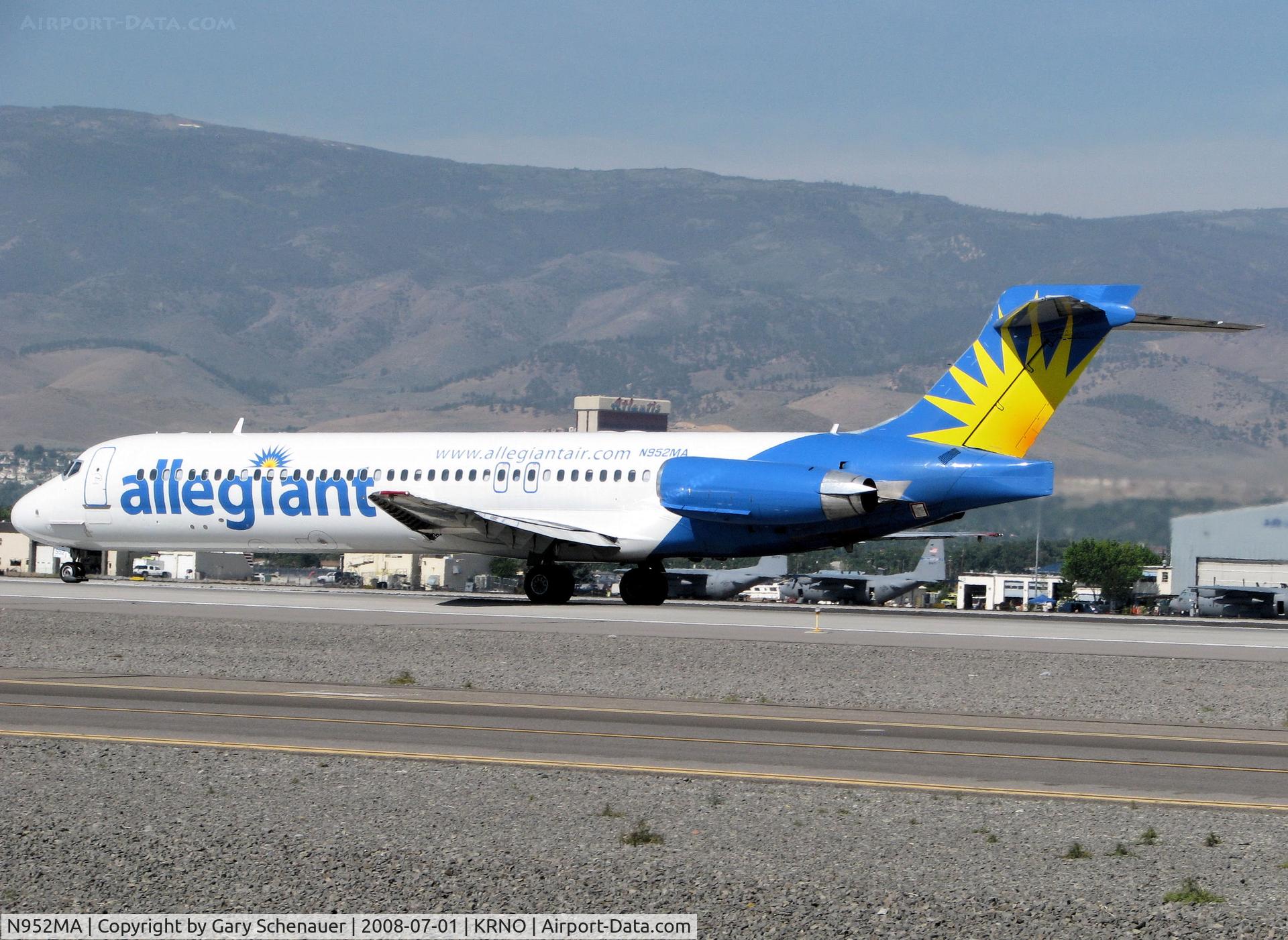 N952MA, 1988 McDonnell Douglas DC-9-87 C/N 49673, Departing Reno on a hot July morning