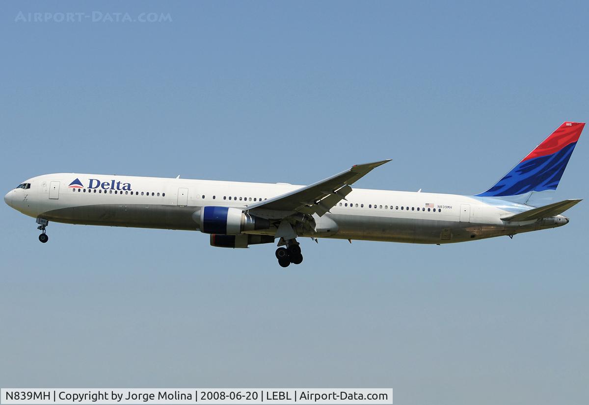 N839MH, 2001 Boeing 767-432/ER C/N 29712, On short final to RWY 25R.