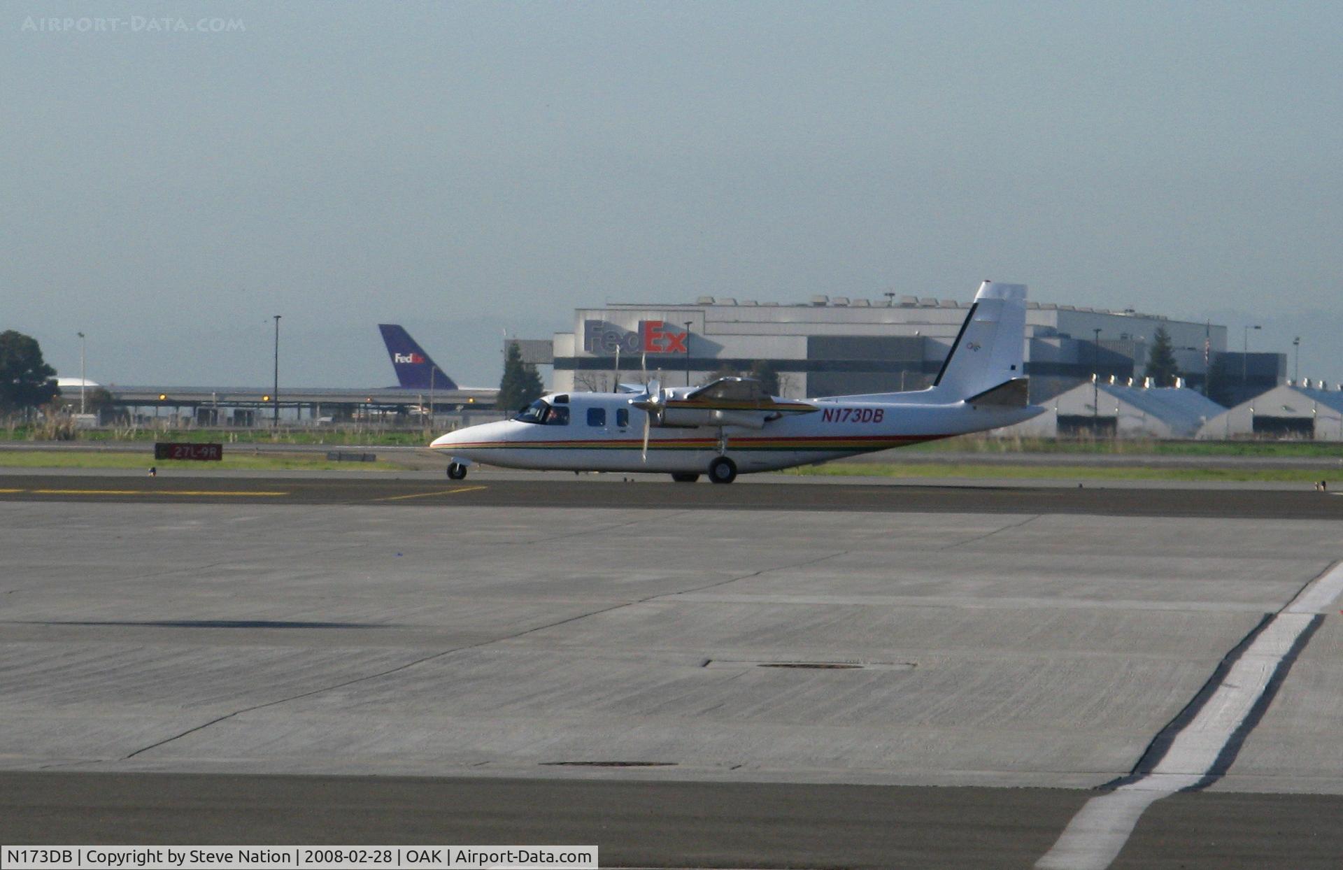 N173DB, 1978 Rockwell International 690B C/N 11485, 1978 Rockwell International 690B taxying for take-off @ Oakland, CA