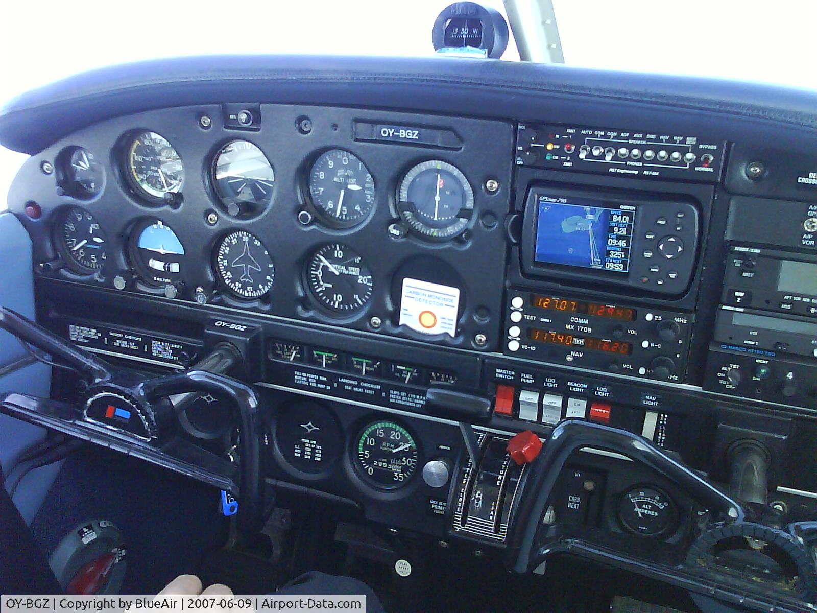 OY-BGZ, 1973 Piper PA-28-140 Cherokee Cruiser C/N 28-7425104, Cockpit
