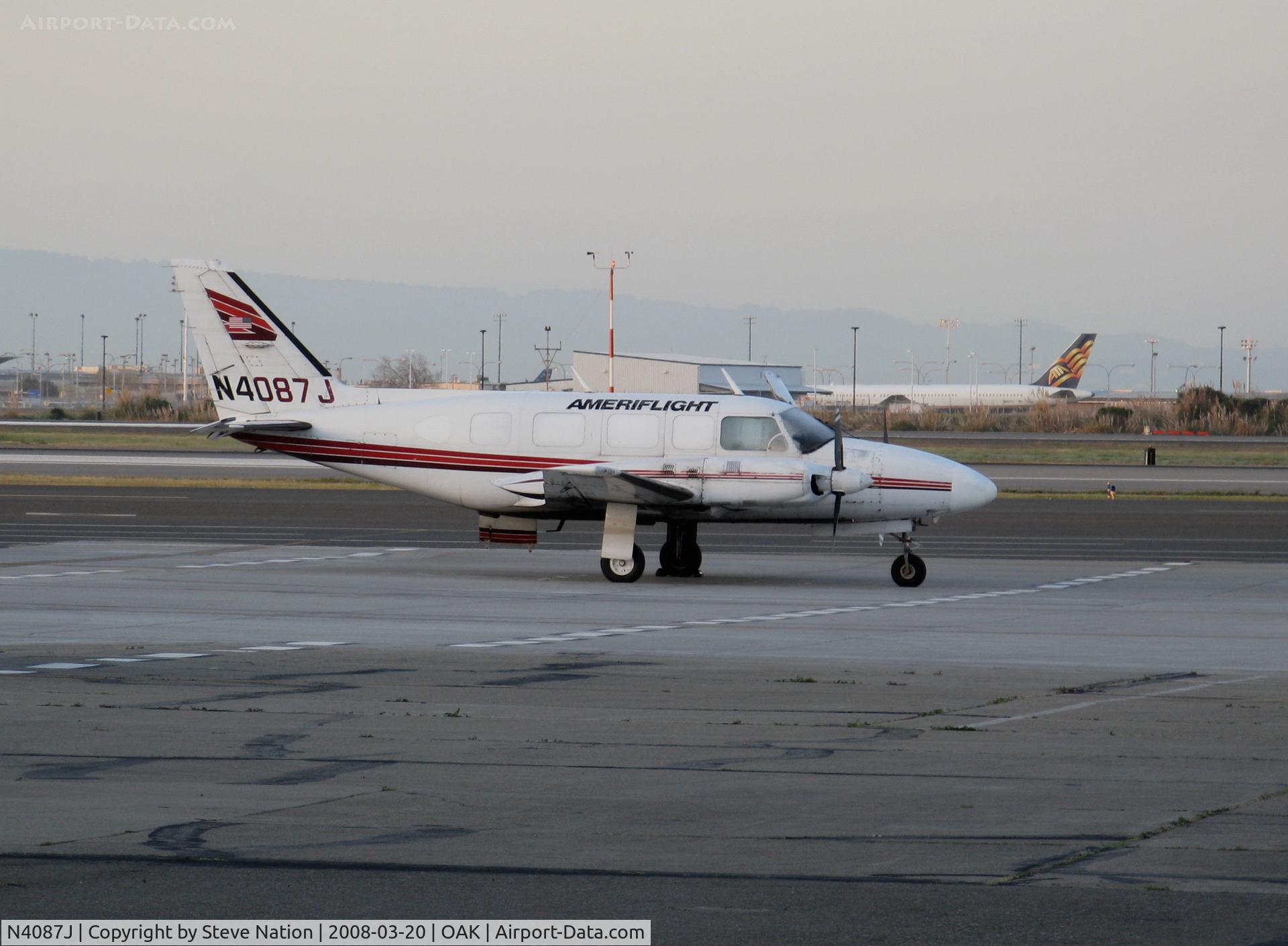 N4087J, 1981 Piper PA-31-350 Chieftain C/N 31-8152128, Early morning shot of Ameriflight 1981 Piper PA-31-350 freighter in non-standard color scheme @ Oakland, CA