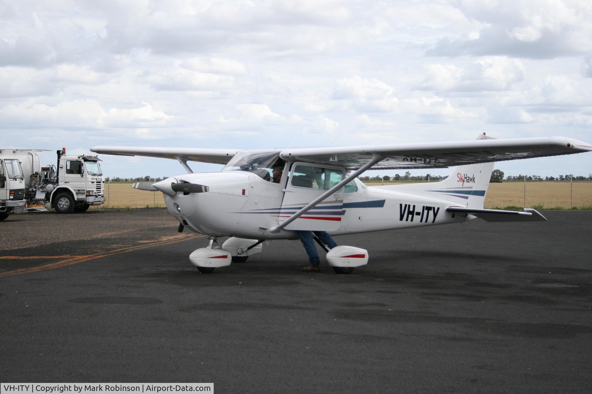 VH-ITY, 1978 Cessna 172N C/N 17270285, At Moree 2007