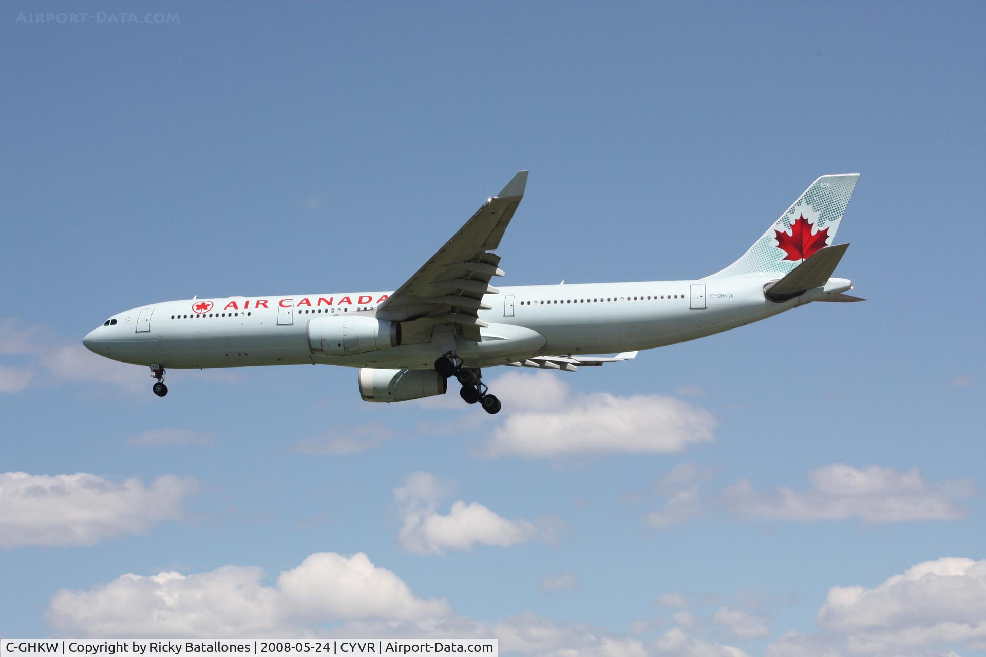 C-GHKW, 2001 Airbus A330-343 C/N 0408, Approaching runway 26R