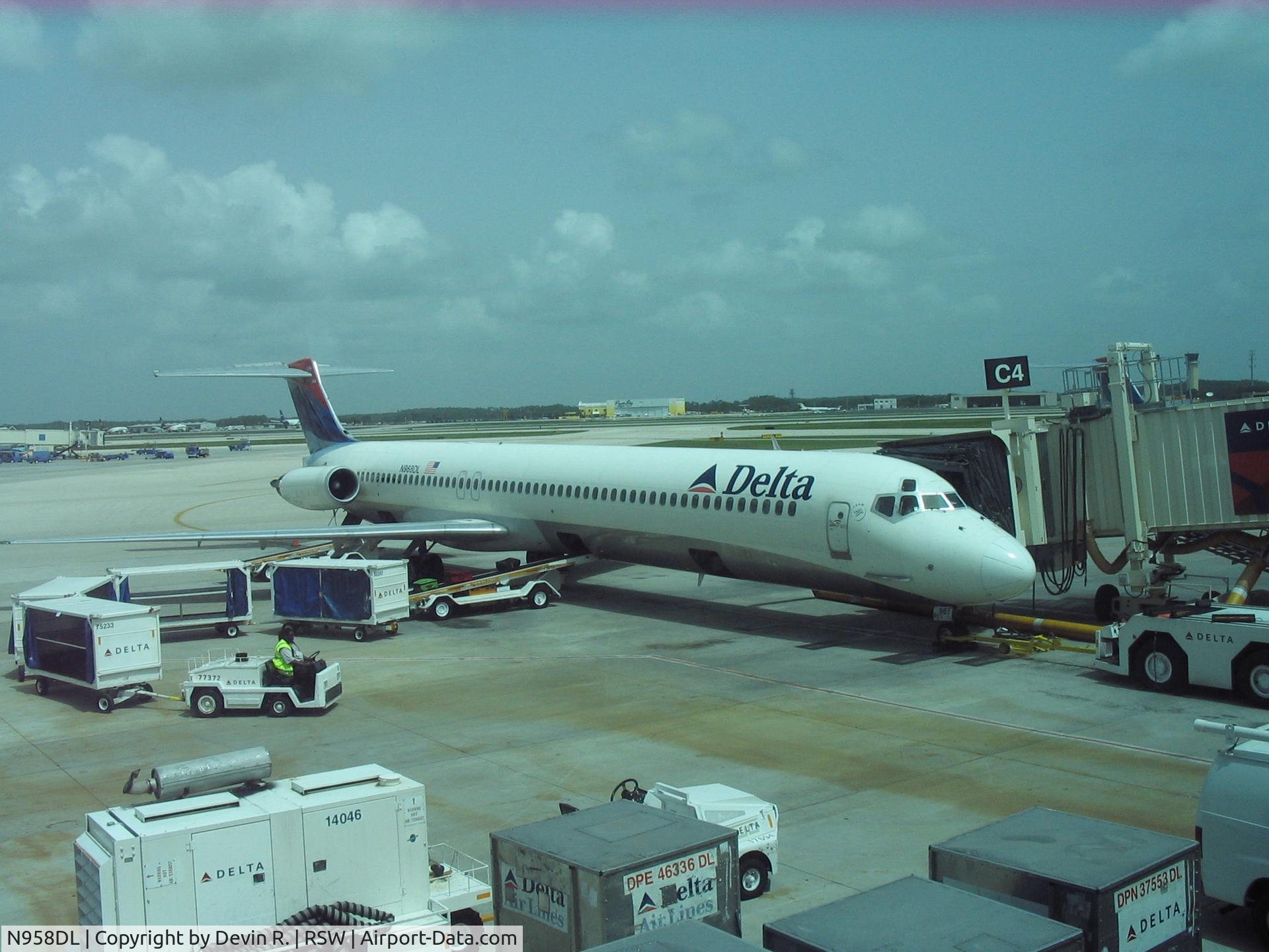 N958DL, 1990 McDonnell Douglas MD-88 C/N 49977, Stoped by and stook a pic as I was walking to mly gate.