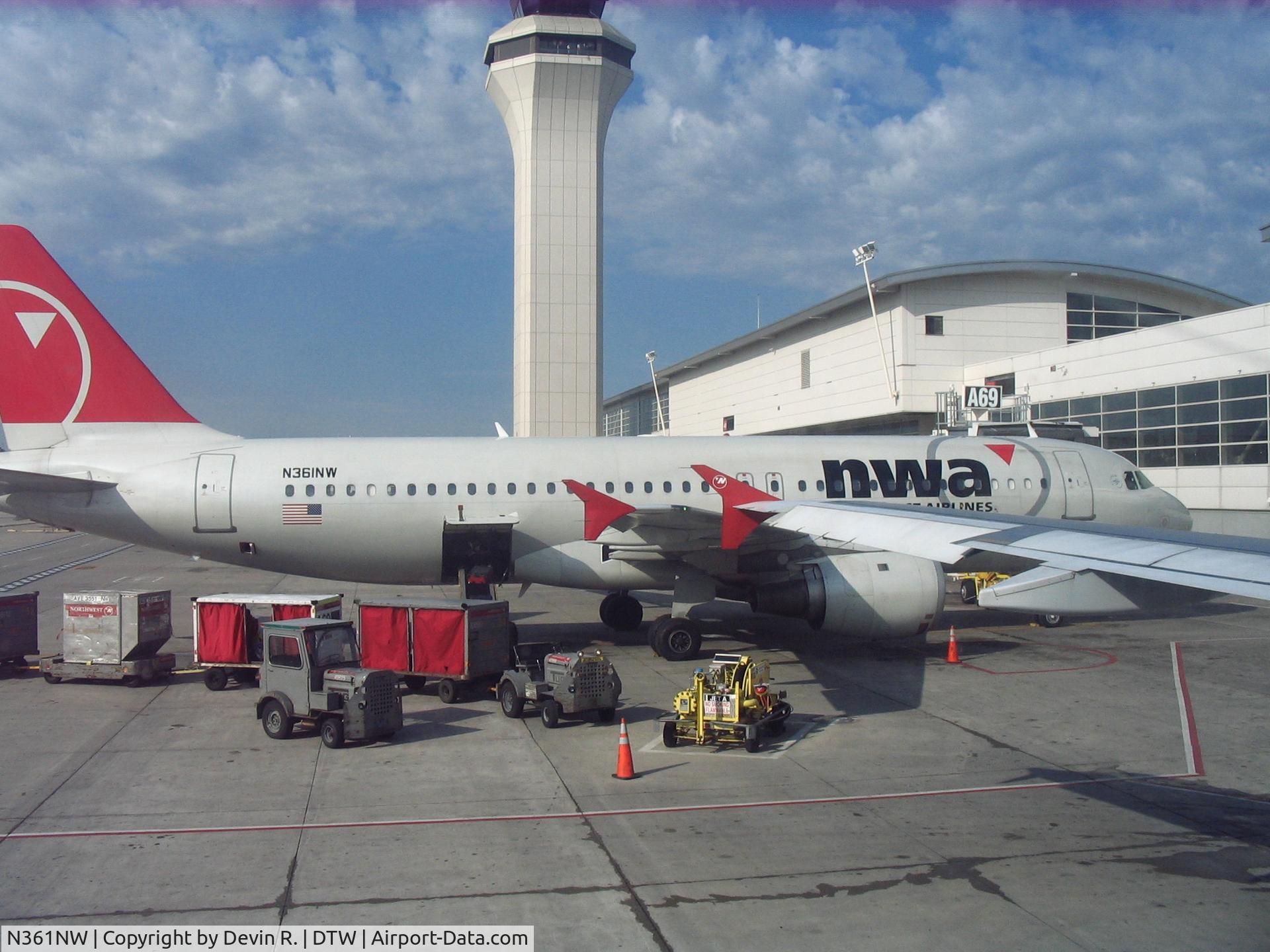 N361NW, 1998 Airbus A320-212 C/N 0907, NWA A320 being unloaded