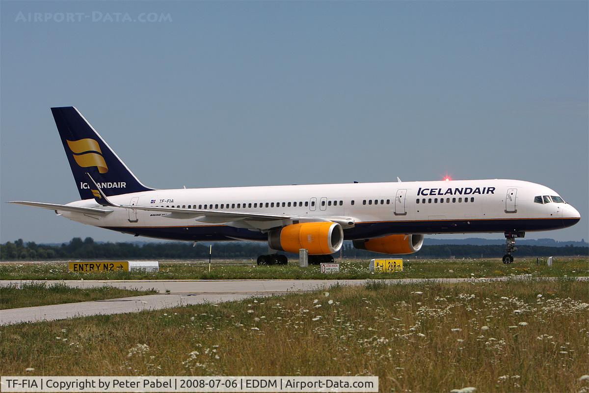 TF-FIA, 2000 Boeing 757-256 C/N 29310, Beacon Shot
