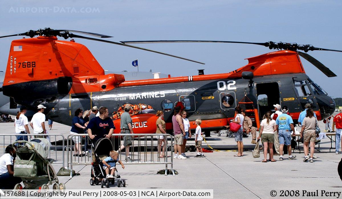 157688, Boeing Vertol HH-46E Sea Knight C/N 2587, The colorful rescue crew entertains and informs the crowd