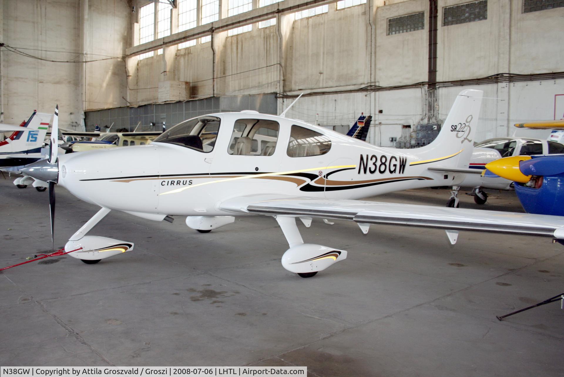 N38GW, 2004 Cirrus SR22 G2 C/N 1015, Tököl airport/ hangar