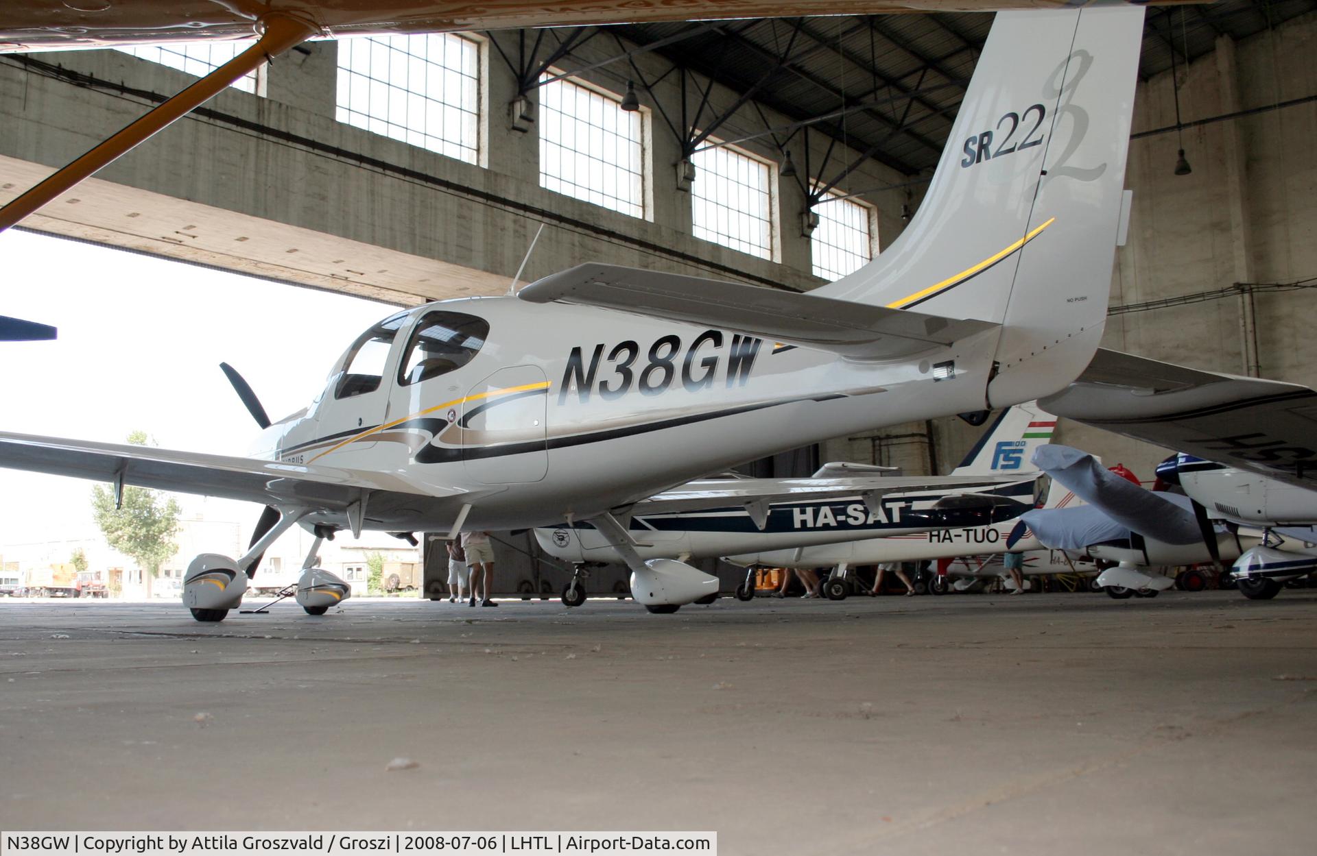N38GW, 2004 Cirrus SR22 G2 C/N 1015, Tököl airport/ hangar