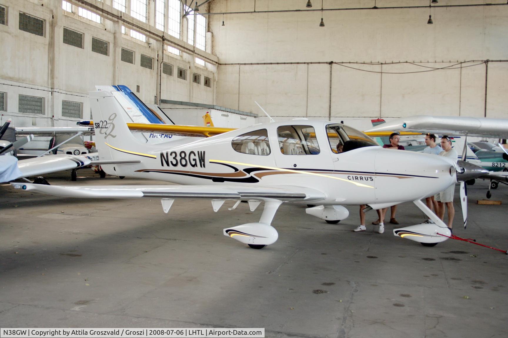 N38GW, 2004 Cirrus SR22 G2 C/N 1015, Tököl airport/ hangar