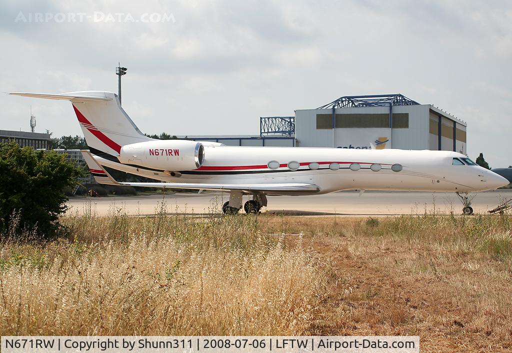 N671RW, 2006 Gulfstream Aerospace GV-SP (G550) C/N 5131, Parked at the general aviation area