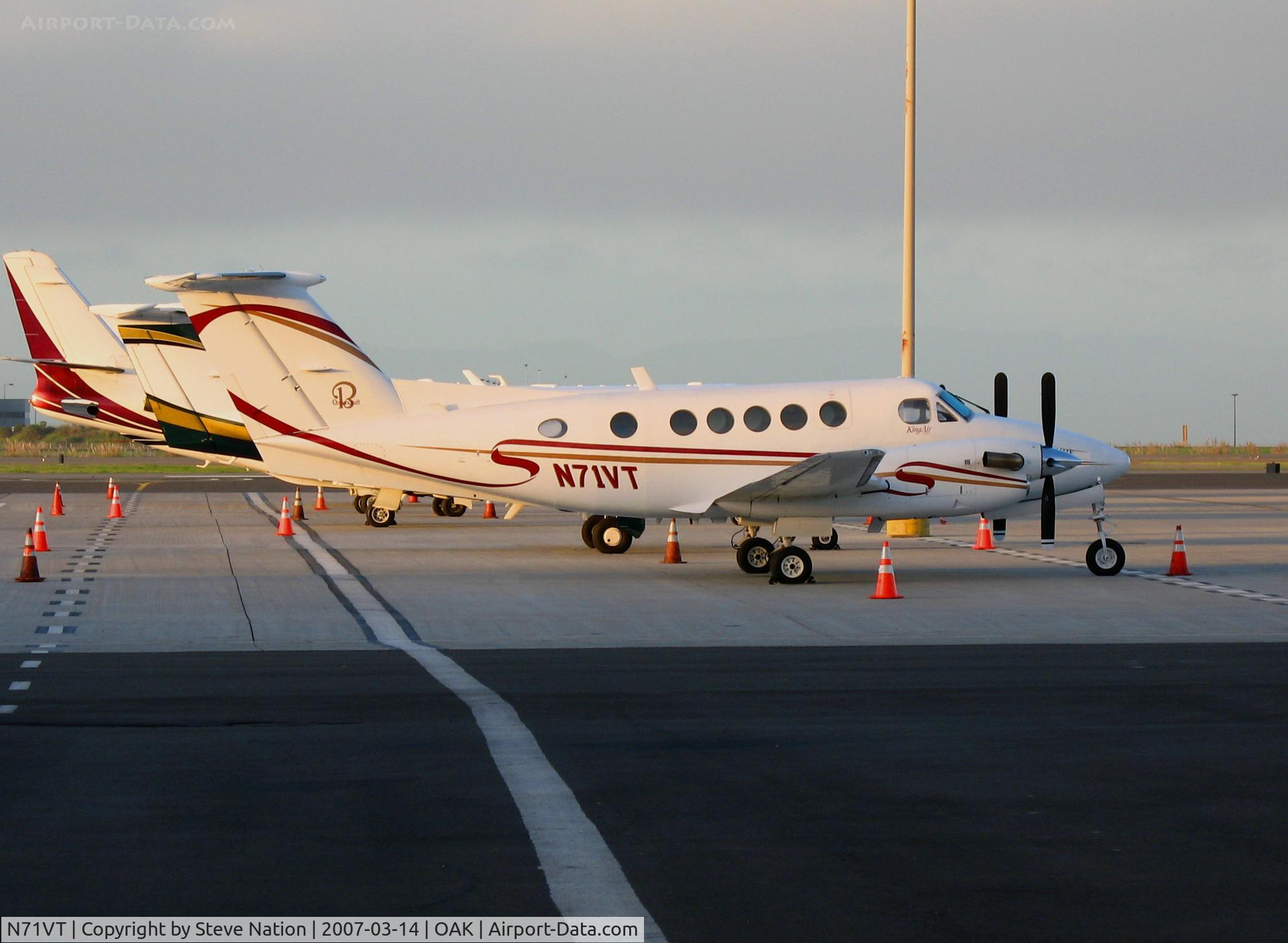 N71VT, 1980 Beech King Air 200 C/N BB-709, 1980 Beech 200 King Air in late afternoon sun @Oakland, CA