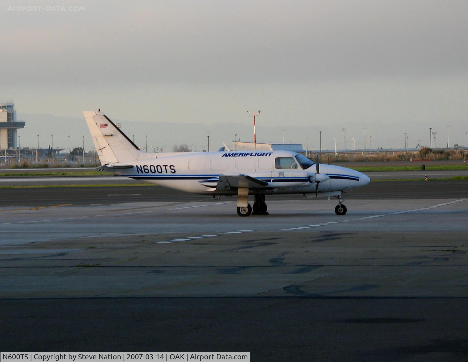 N600TS, 1973 Piper PA-31-350 Chieftain C/N 31-7305047, Ameriflight 1973 Piper PA-31350 in late afternoon sun @Oakland, CA