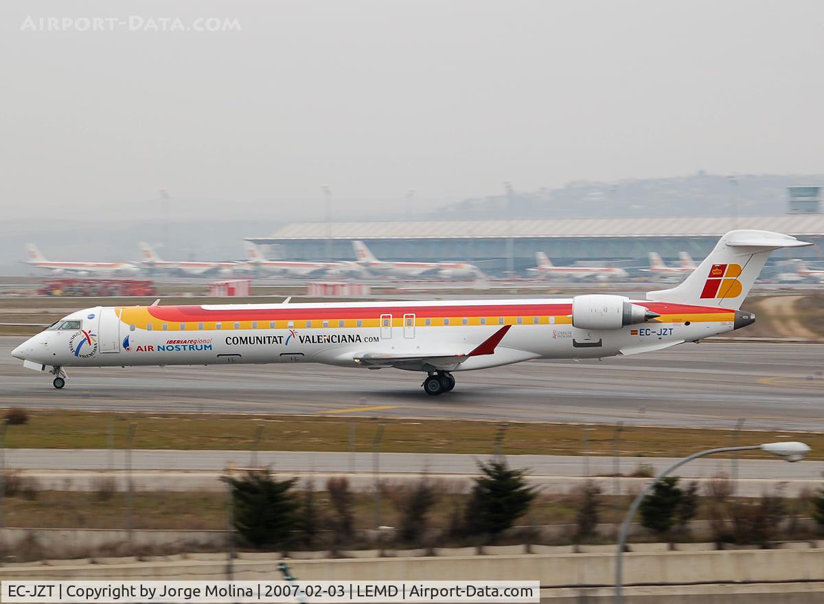 EC-JZT, 2006 Canadair CRJ-900ER (CL-600-2D24) C/N 15113, Taxi to T-Sur terminal.