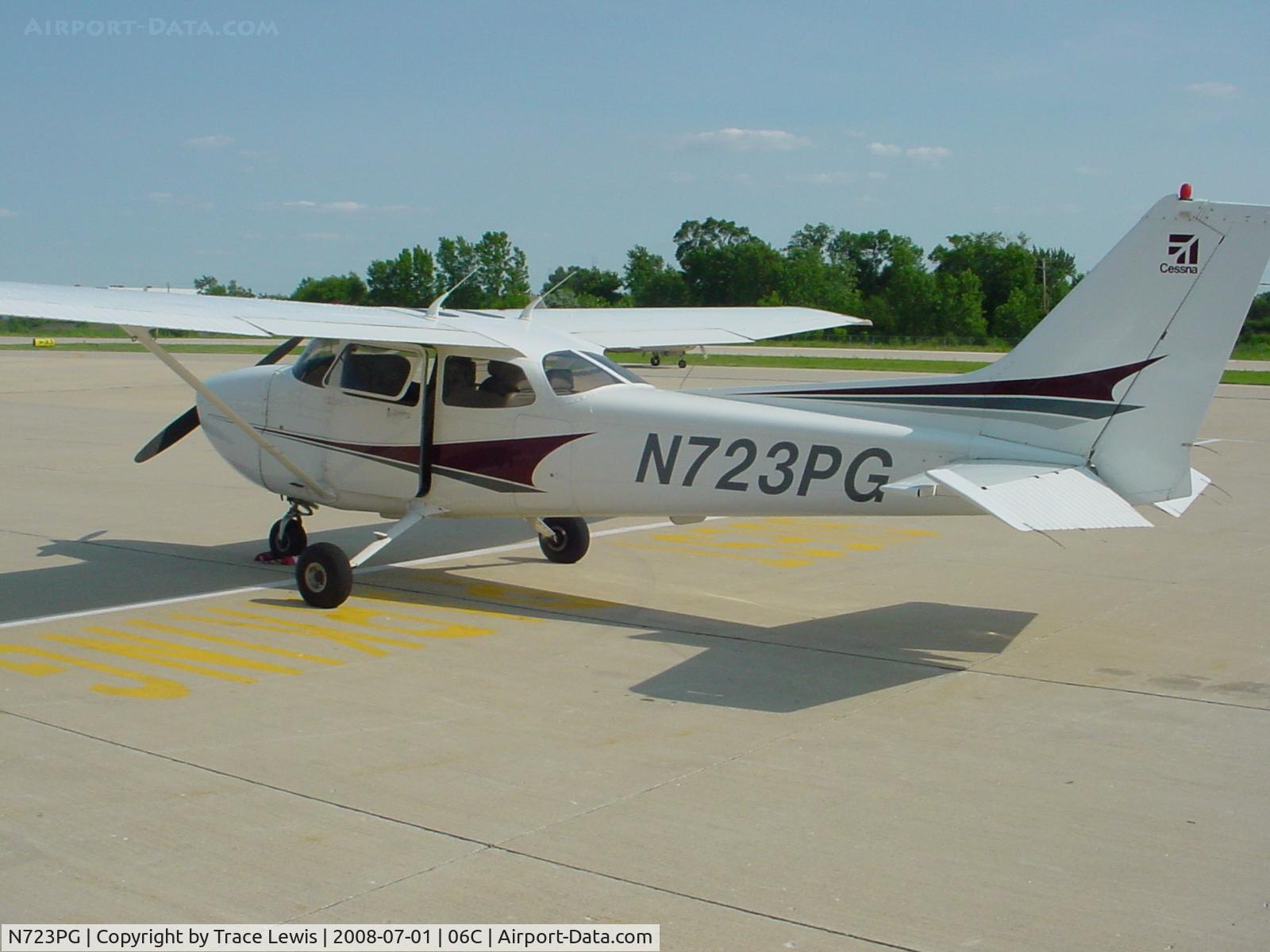 N723PG, 1998 Cessna 172R C/N 17280675, At 06C for Dinner