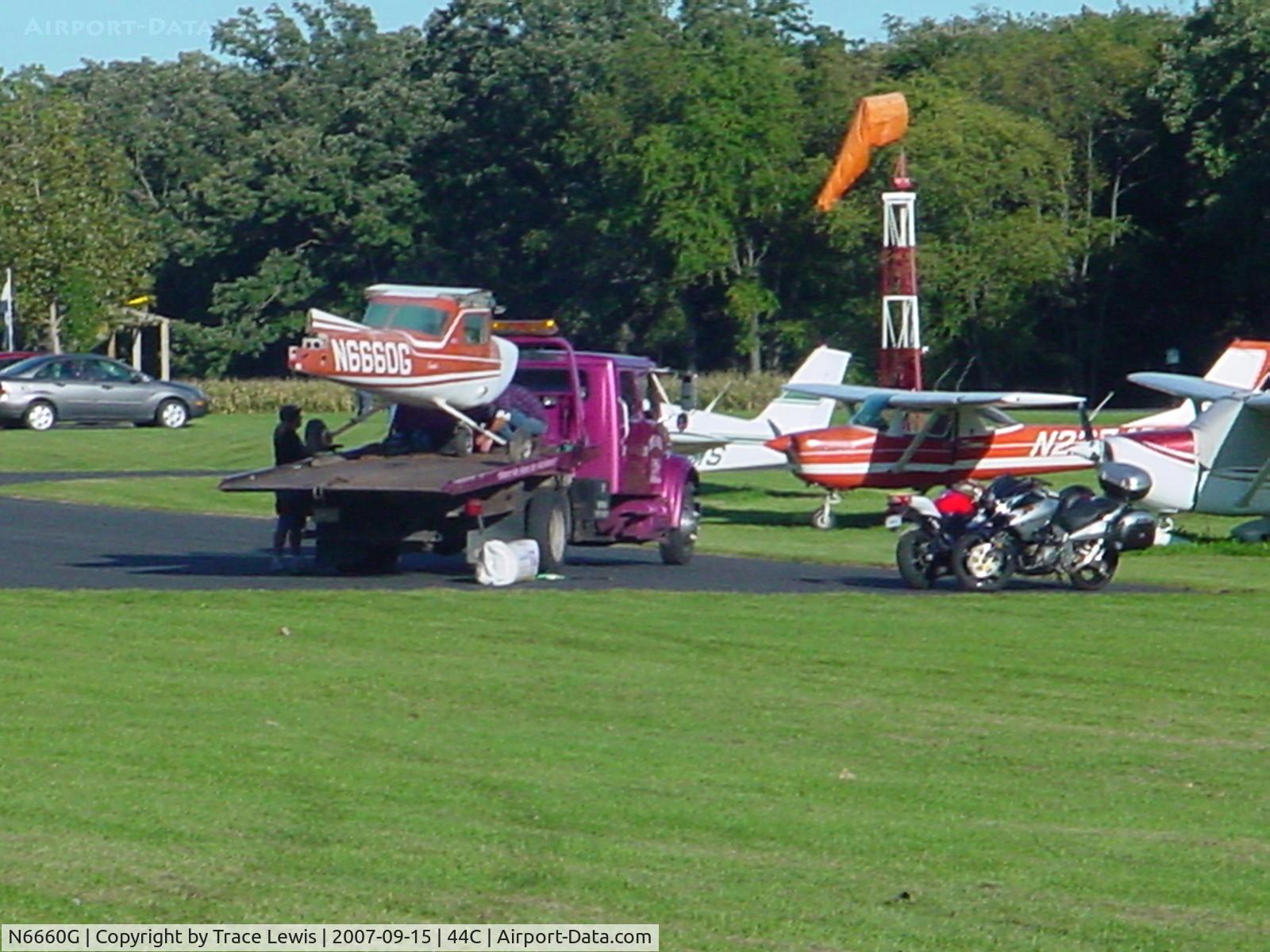 N6660G, 1970 Cessna 150L C/N 15072160, Loading onto a truck