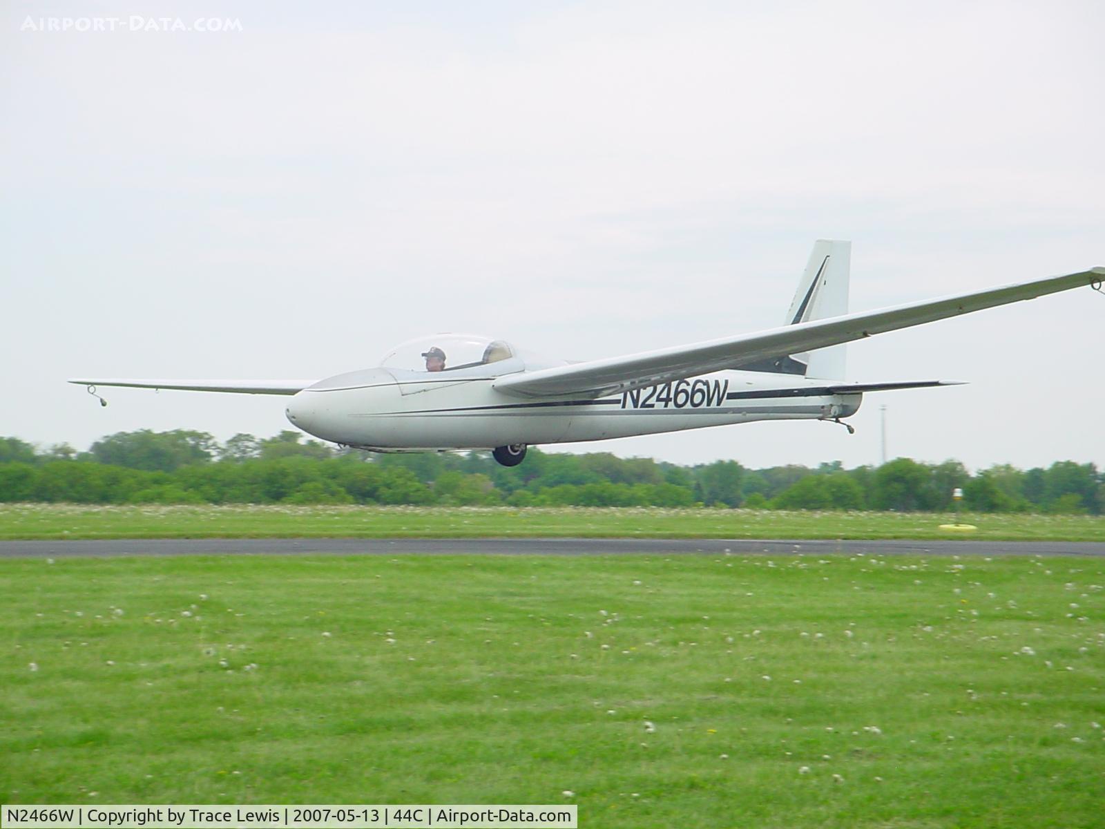 N2466W, 1967 Schweizer SGS 2-32 C/N 48, 3-seat glider