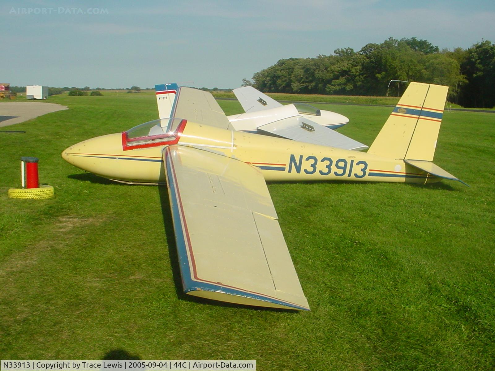 N33913, 1975 Schweizer SGS 1-26E C/N 635, At Beloit