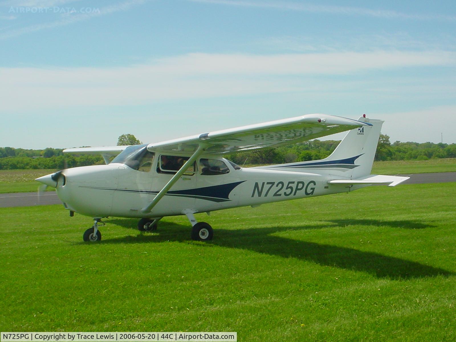 N725PG, 1998 Cessna 172S C/N 172S8009, At beloit