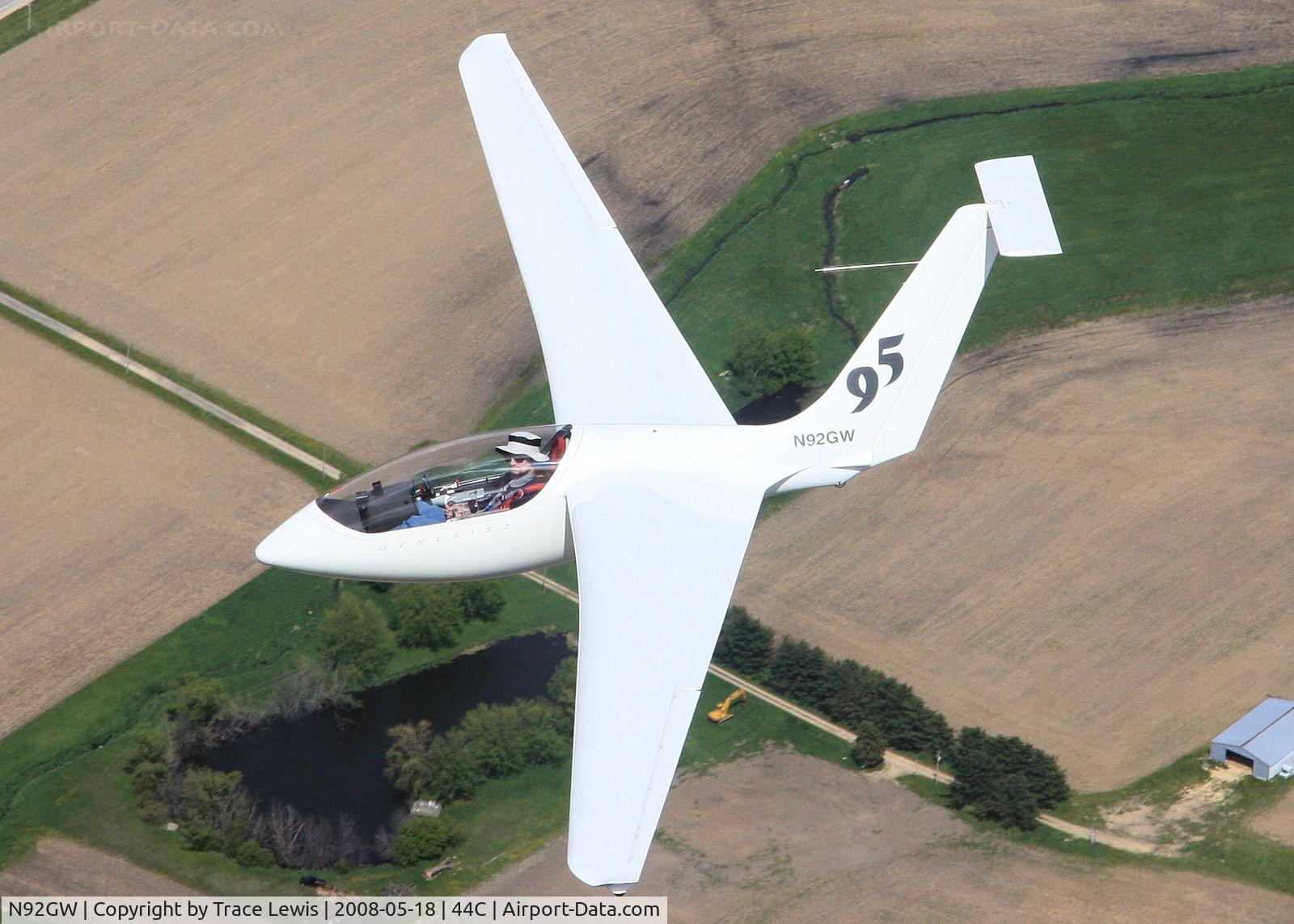 N92GW, 1999 Sportine Aviacija Genesis 2 C/N 2008, Air to Air with Genesis