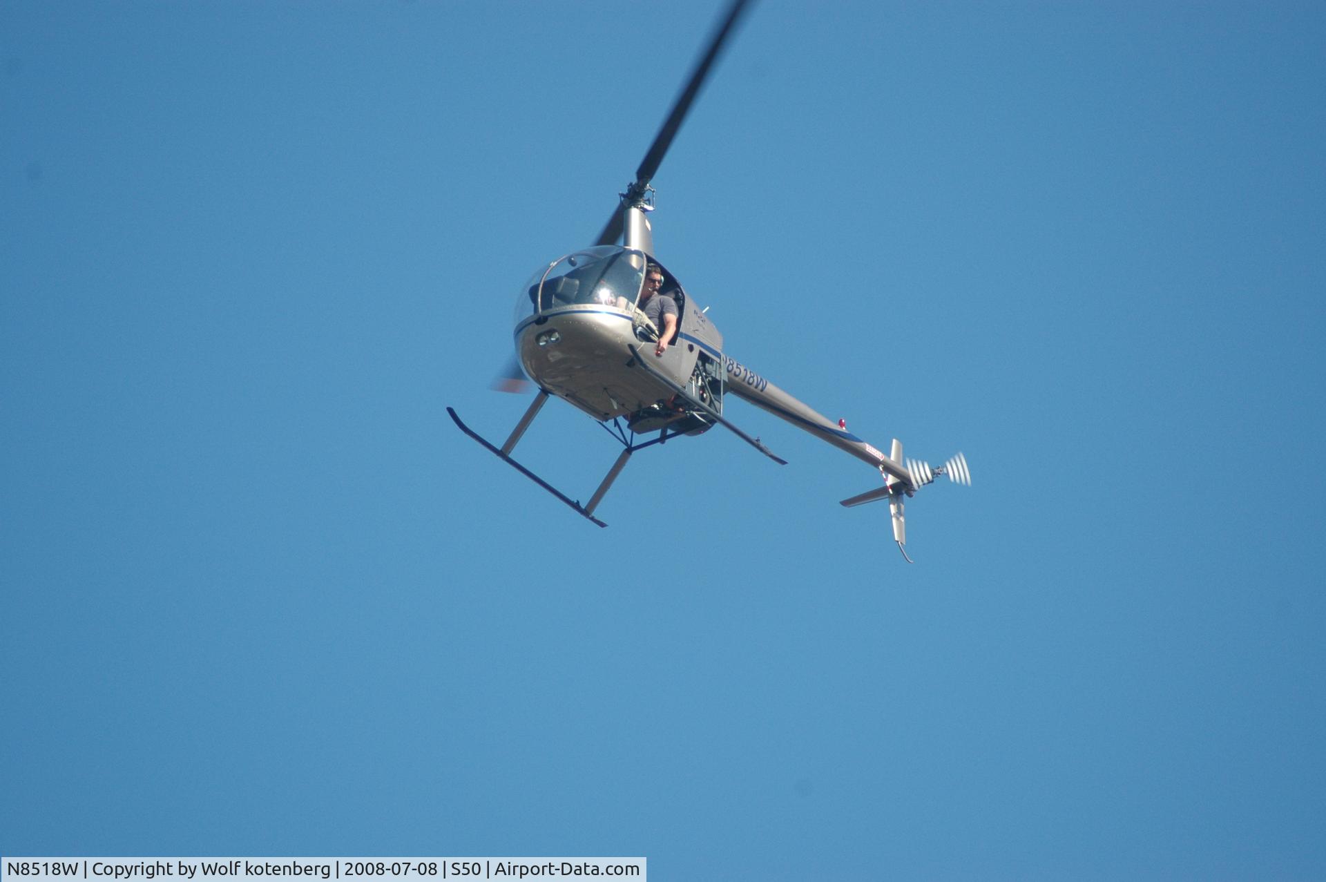 N8518W, 1984 Robinson R22 ALPHA C/N 0425, comin' in