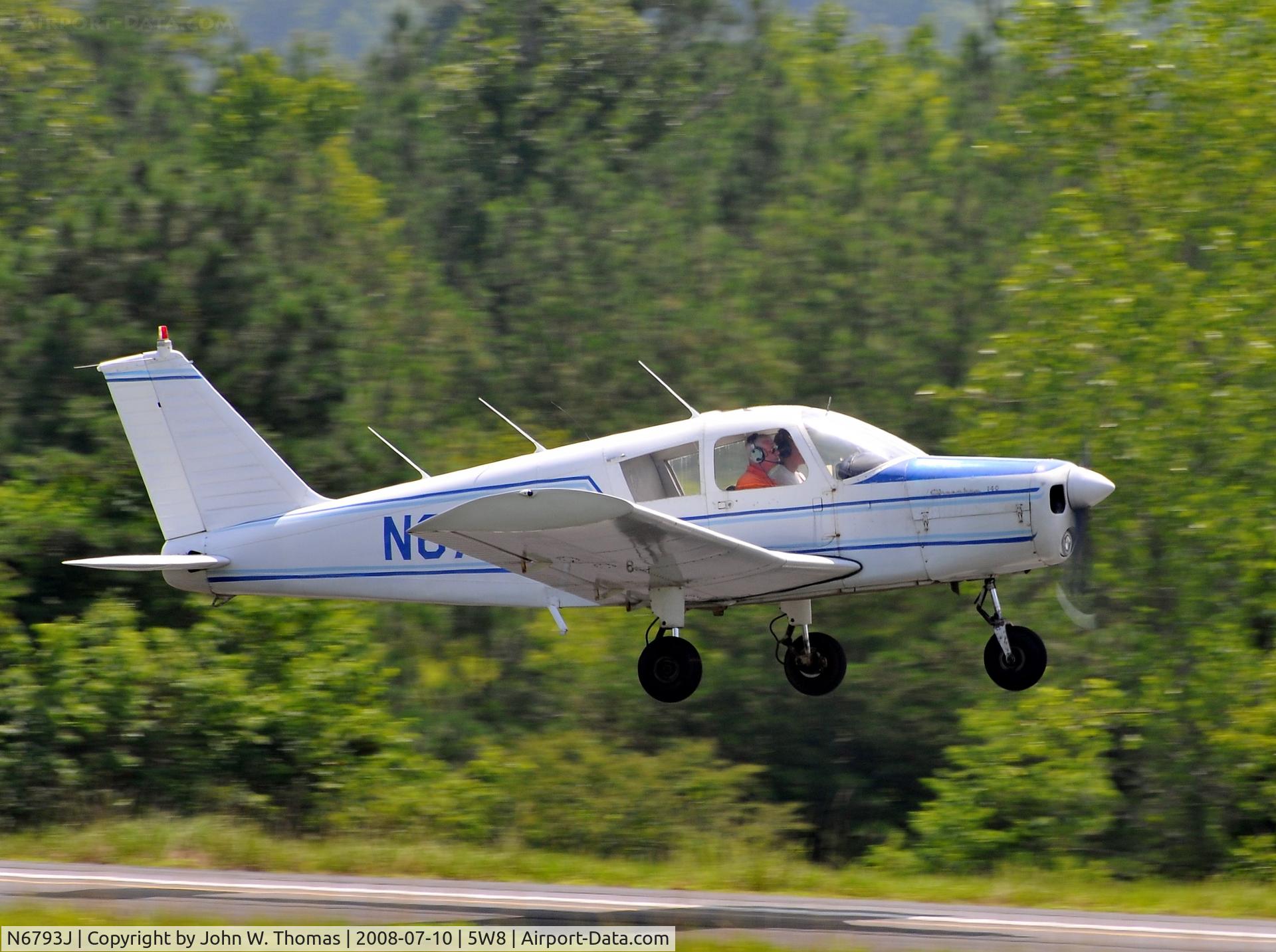 N6793J, Piper PA-28-140 C/N 2824522, Touch-n-go runway 22
