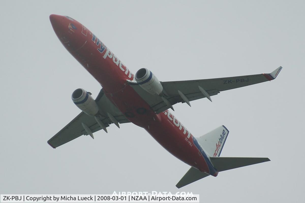 ZK-PBJ, 2004 Boeing 737-8FE C/N 34013, Climbing out of Auckland