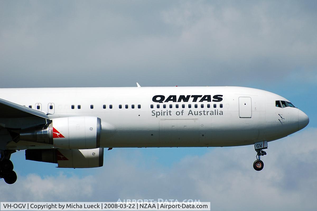 VH-OGV, 2000 Boeing 767-338 C/N 30186, On approach to Auckland
