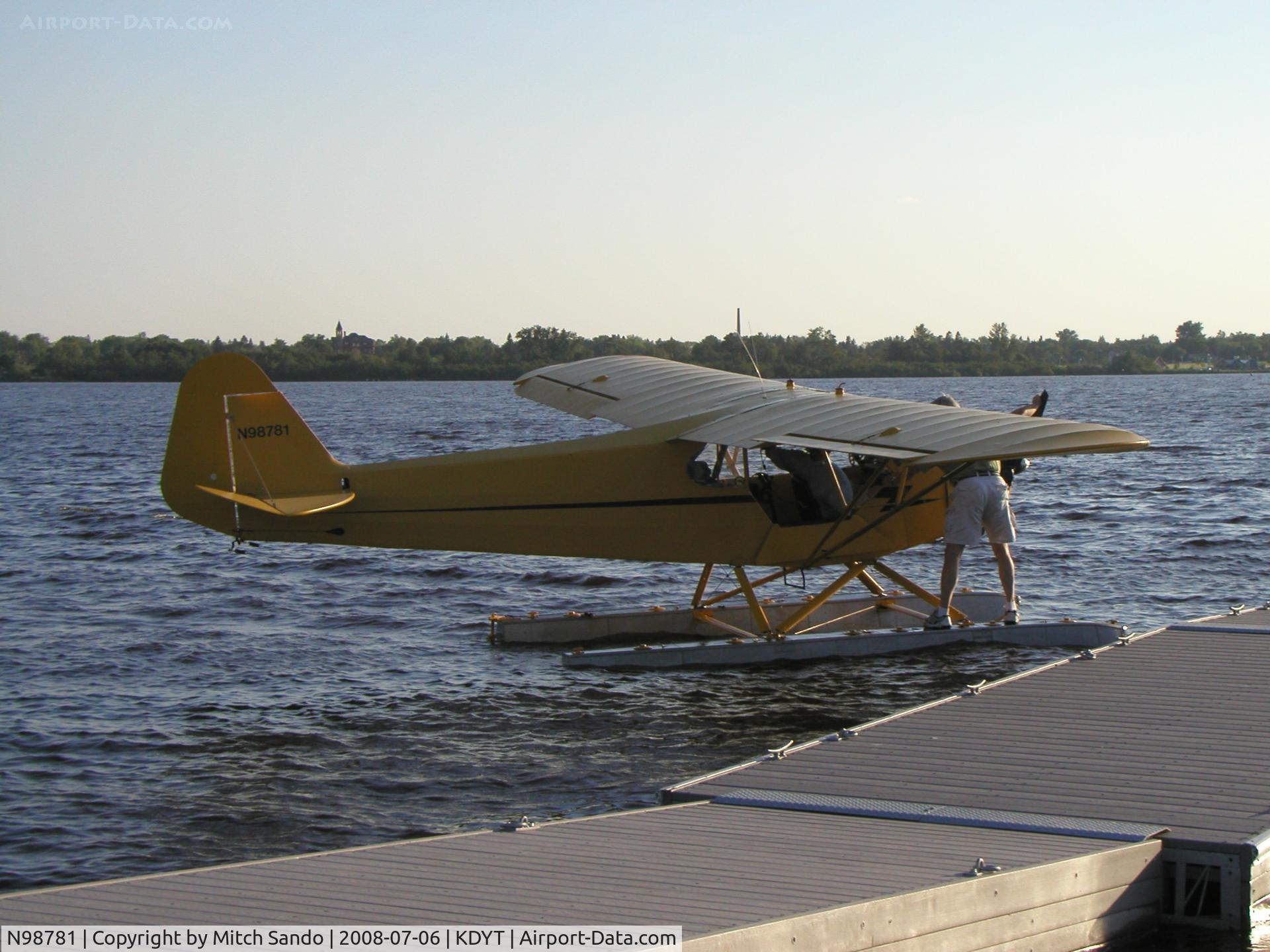 N98781, 1946 Piper J3C-65 Cub Cub C/N 19018, Taxiing in to tie up to the dock.