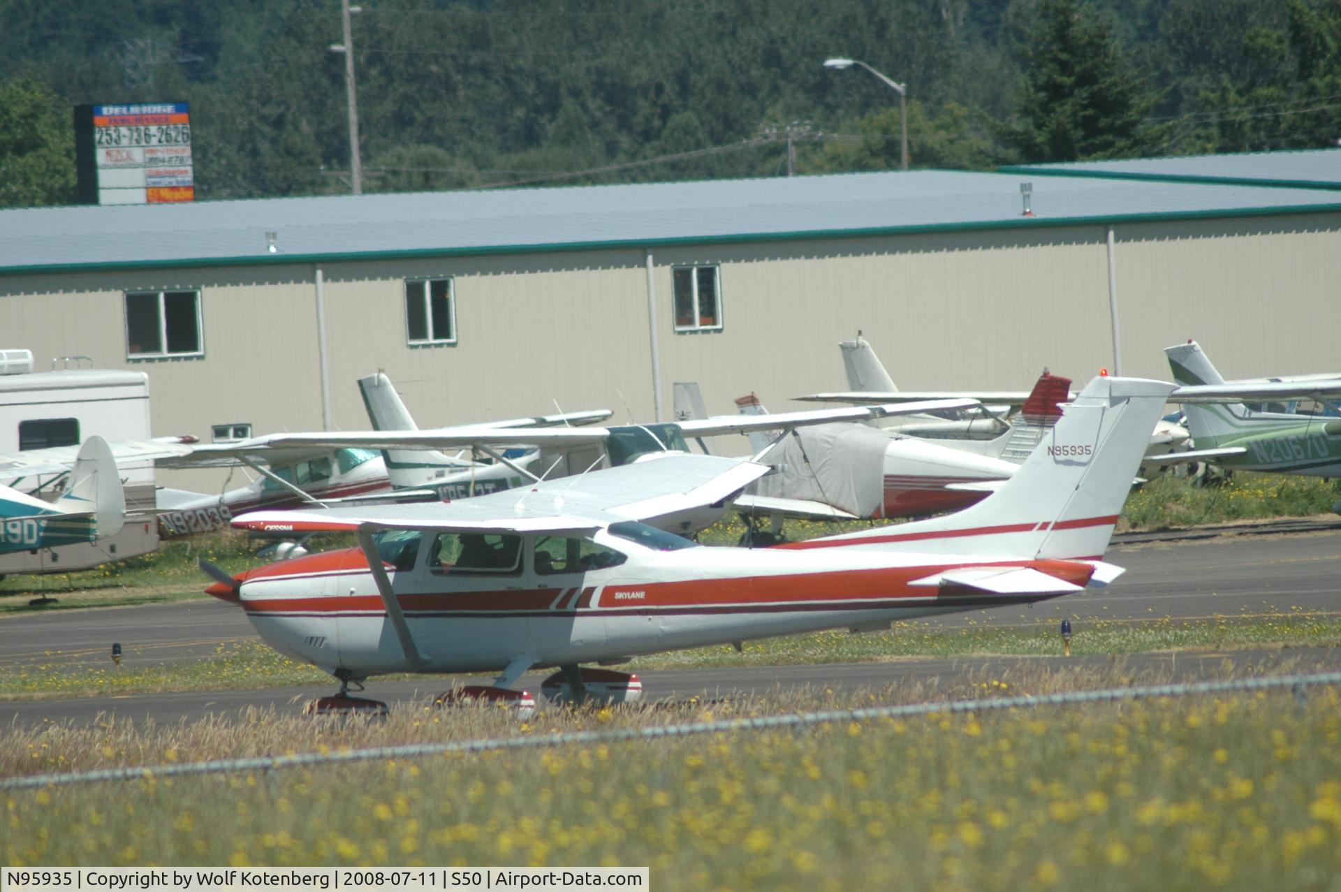 N95935, 1978 Cessna 182Q Skylane C/N 18266680, ready for take-off in Auburn