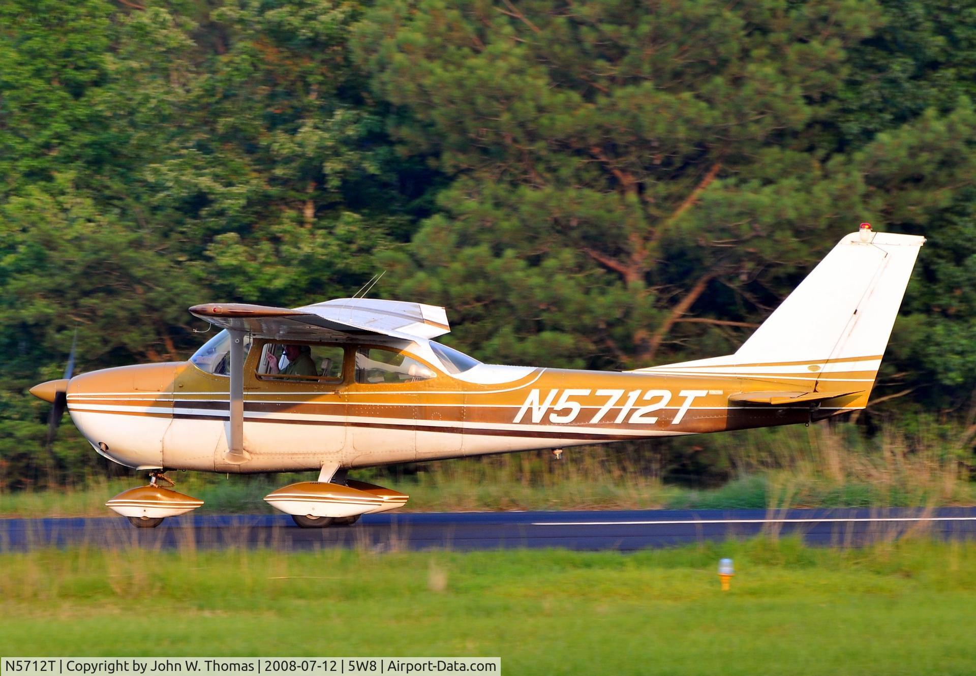 N5712T, 1964 Cessna 172E C/N 17251612, Arriving runway 4