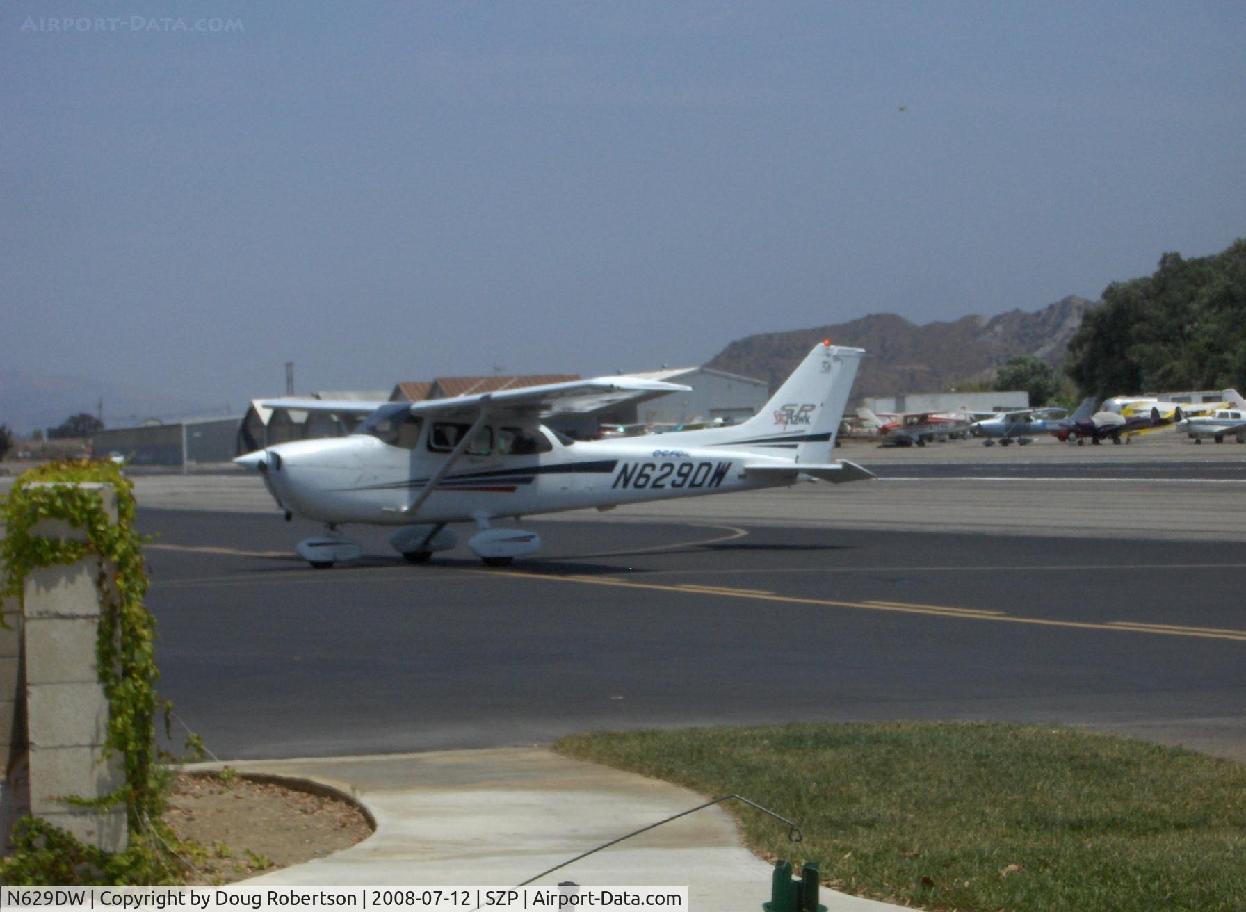 N629DW, 2001 Cessna 172S C/N 172S8786, 2001 Cessna 172S SKYHAWK SP, Lycoming IO-360-L2A 180 Hp, taxi to refuel