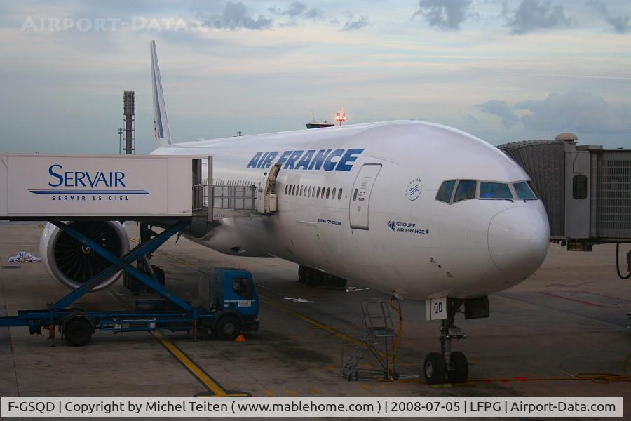 F-GSQD, 2004 Boeing 777-328/ER C/N 32726, Air France ready for a night flight to South Africa