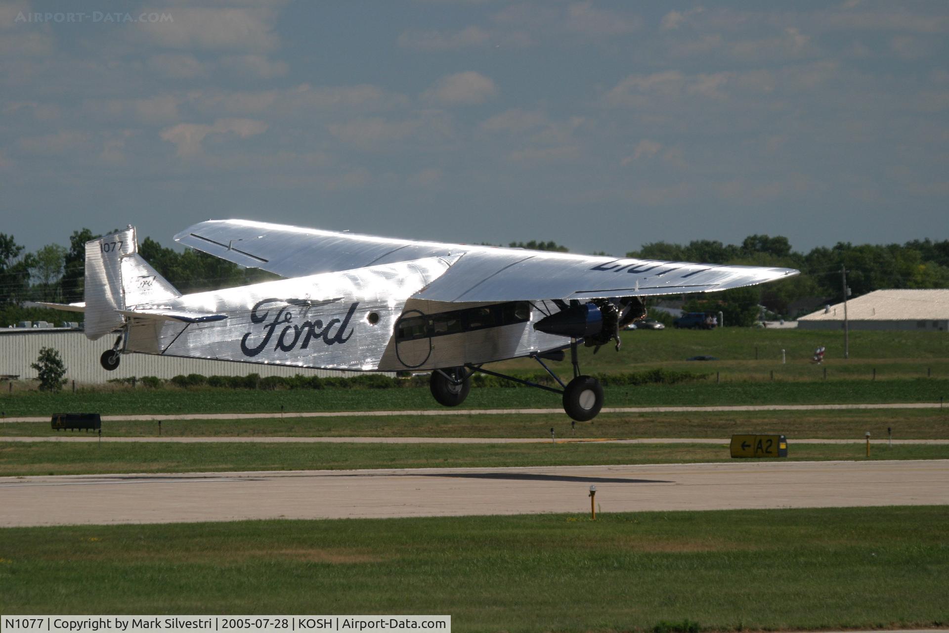 N1077, 1927 Ford 4-AT-B Tri-Motor C/N 10, Oshkosh 2005
