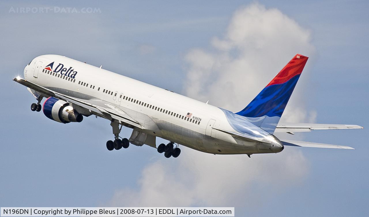 N196DN, 1997 Boeing 767-332 C/N 28453, Heading back to the Atlanta with several hours delay. From rwy 23L. Gear on the move.