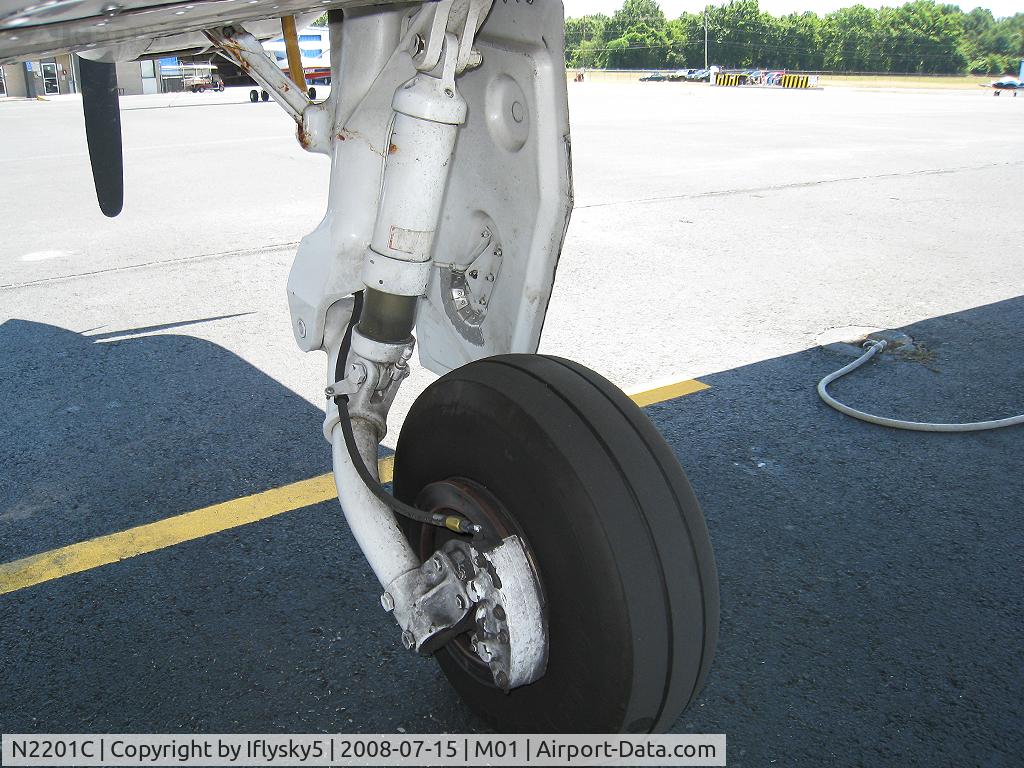 N2201C, 1982 Cessna T303 Crusader C/N T30300064, N2201C CESSNA T303 study of the main gear! different looking for a civilian light twin