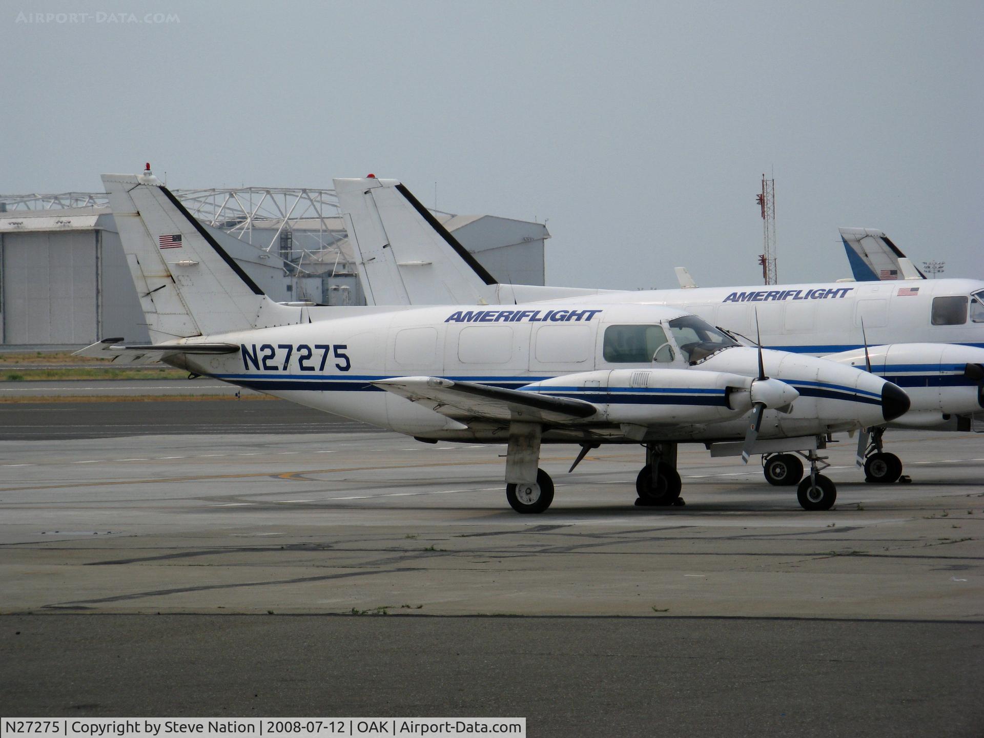 N27275, 1977 Piper PA-31-310 Navajo C/N 31-7712066, Ameriflight 1977 Piper PA-31-350 small package carrier in smoky conditions @ Oakland, CA
