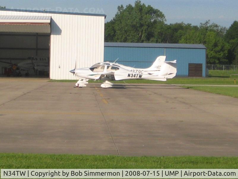 N34TW, 2005 Diamond DA-40 Diamond Star C/N 40.501, On the ramp at Indianapolis Metro