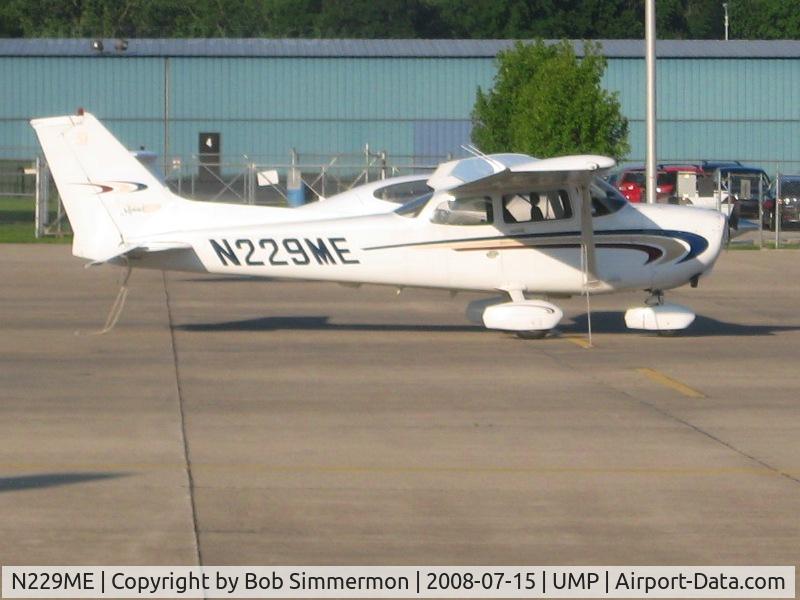 N229ME, 2000 Cessna 172S C/N 172S8483, On the ramp at Indianapolis Metro