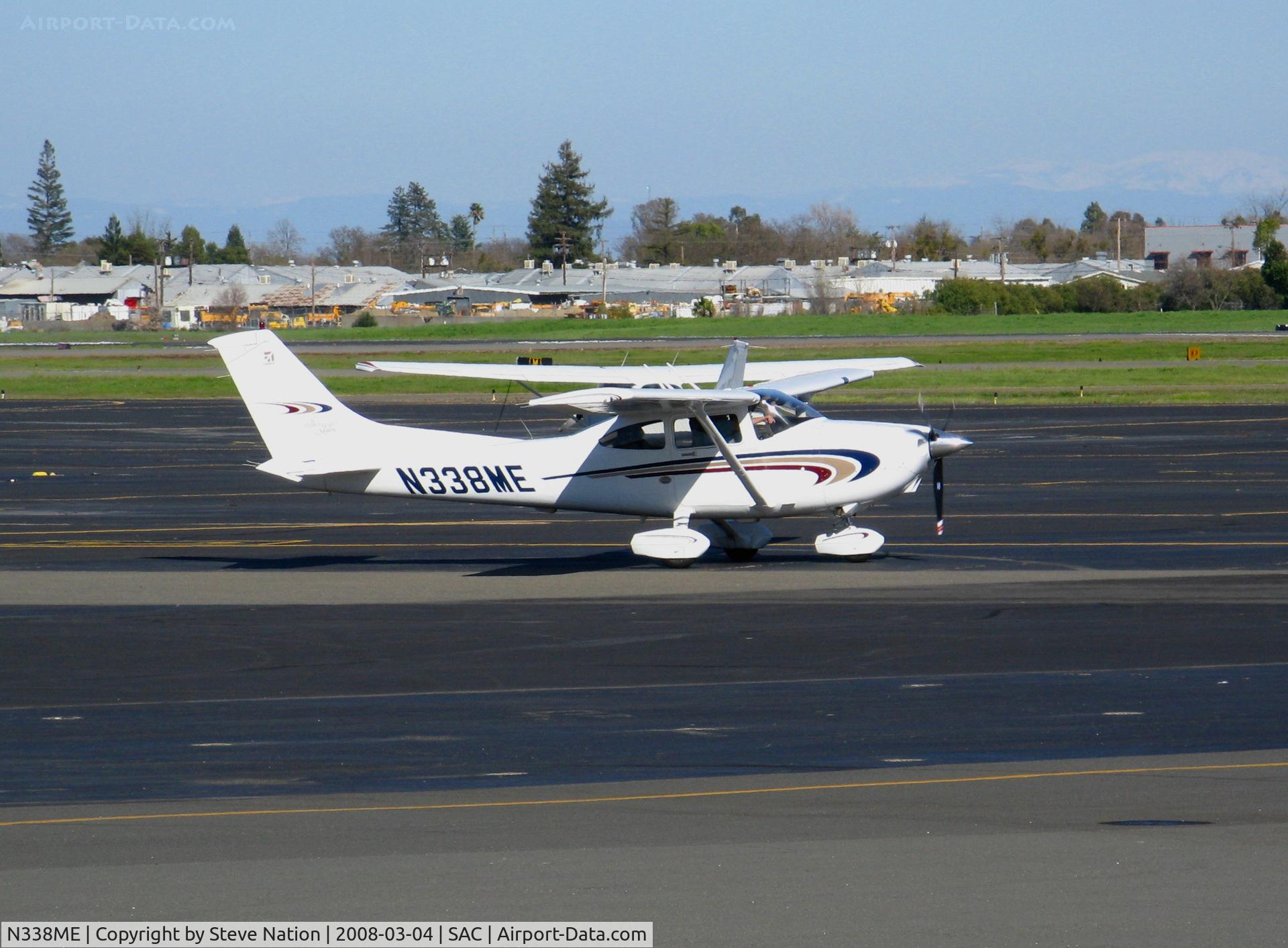 N338ME, 2000 Cessna 182S Skylane C/N 18280730, 2000 Cessna 182S taxying @ Sacramento Executive Airport, CA