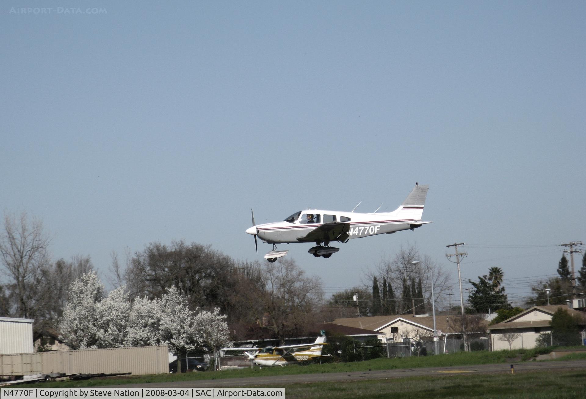 N4770F, 1976 Piper PA-28-181 C/N 28-7790061, 1976 Piper PA-28-181 on final @ Sacramento Executive Airport, CA