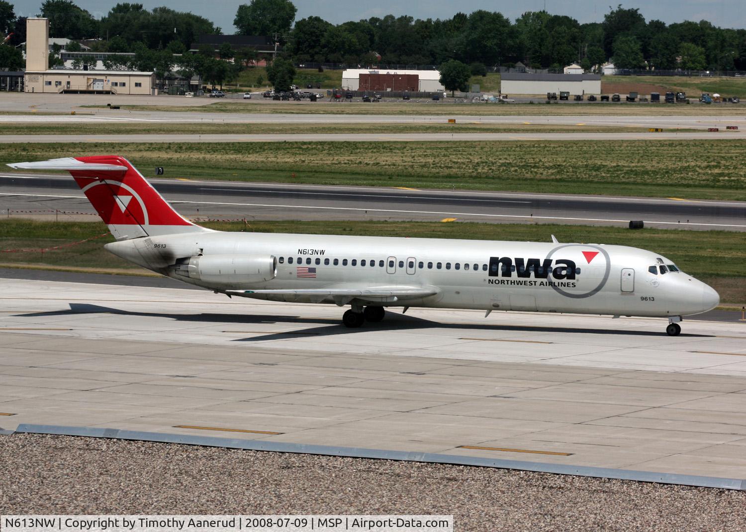 N613NW, 1969 Douglas DC-9-32 C/N 47438, Taxing to 30R