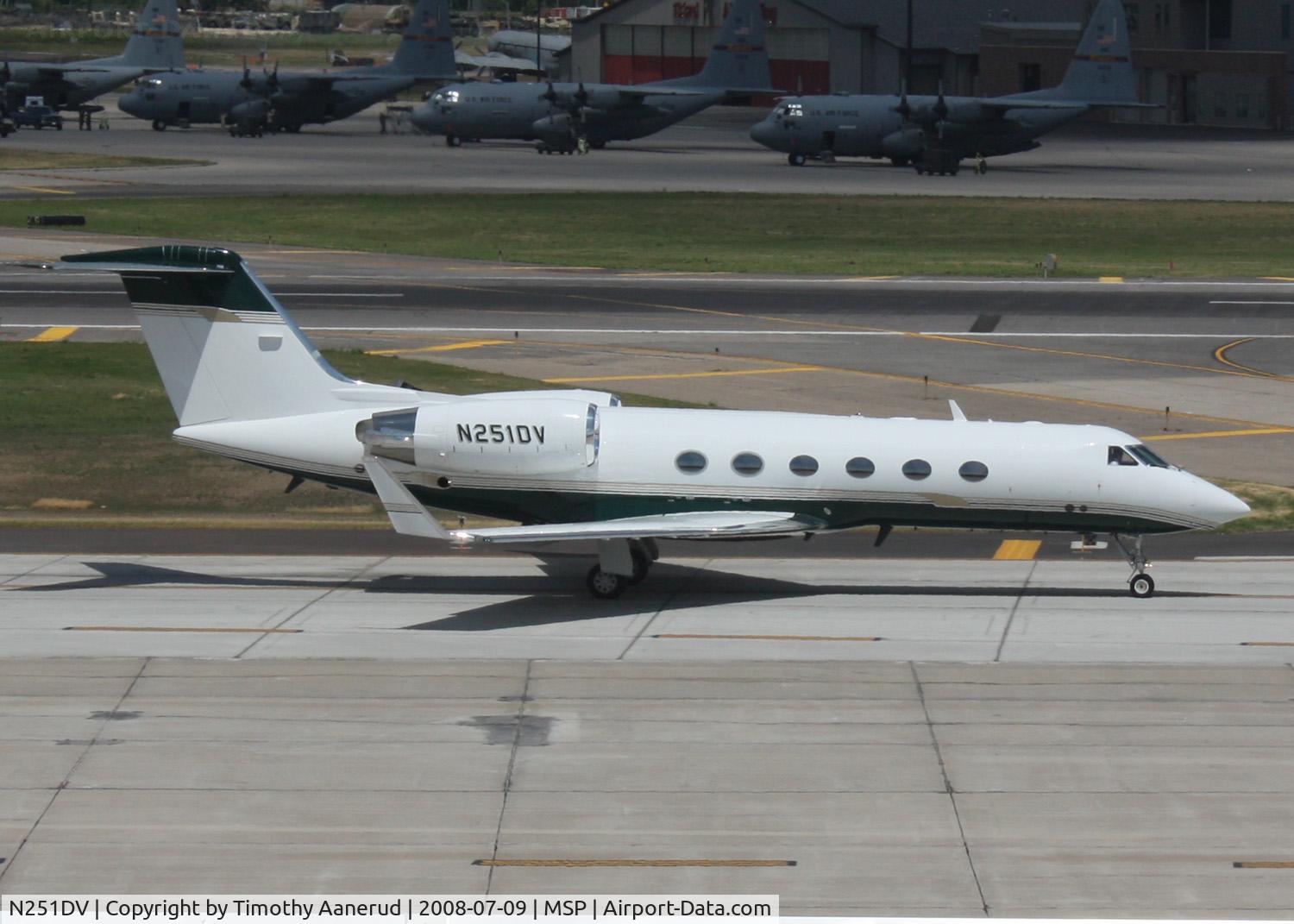 N251DV, 2004 Gulfstream Aerospace G-IV C/N 1522, Taxing to 30R