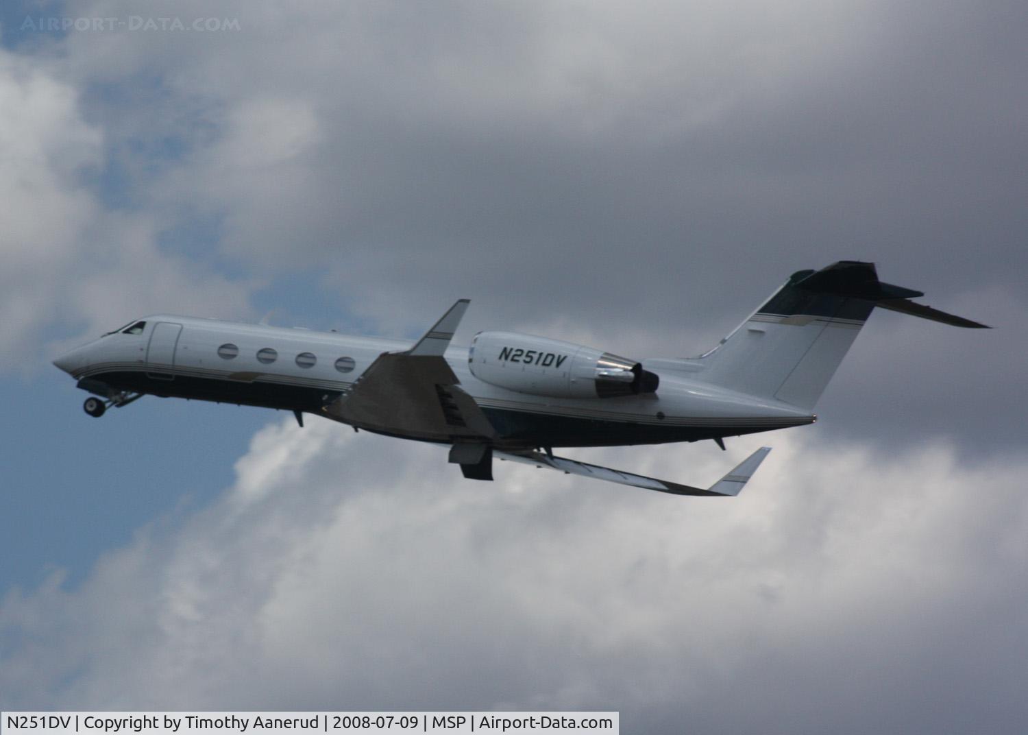 N251DV, 2004 Gulfstream Aerospace G-IV C/N 1522, Departing runway 30R