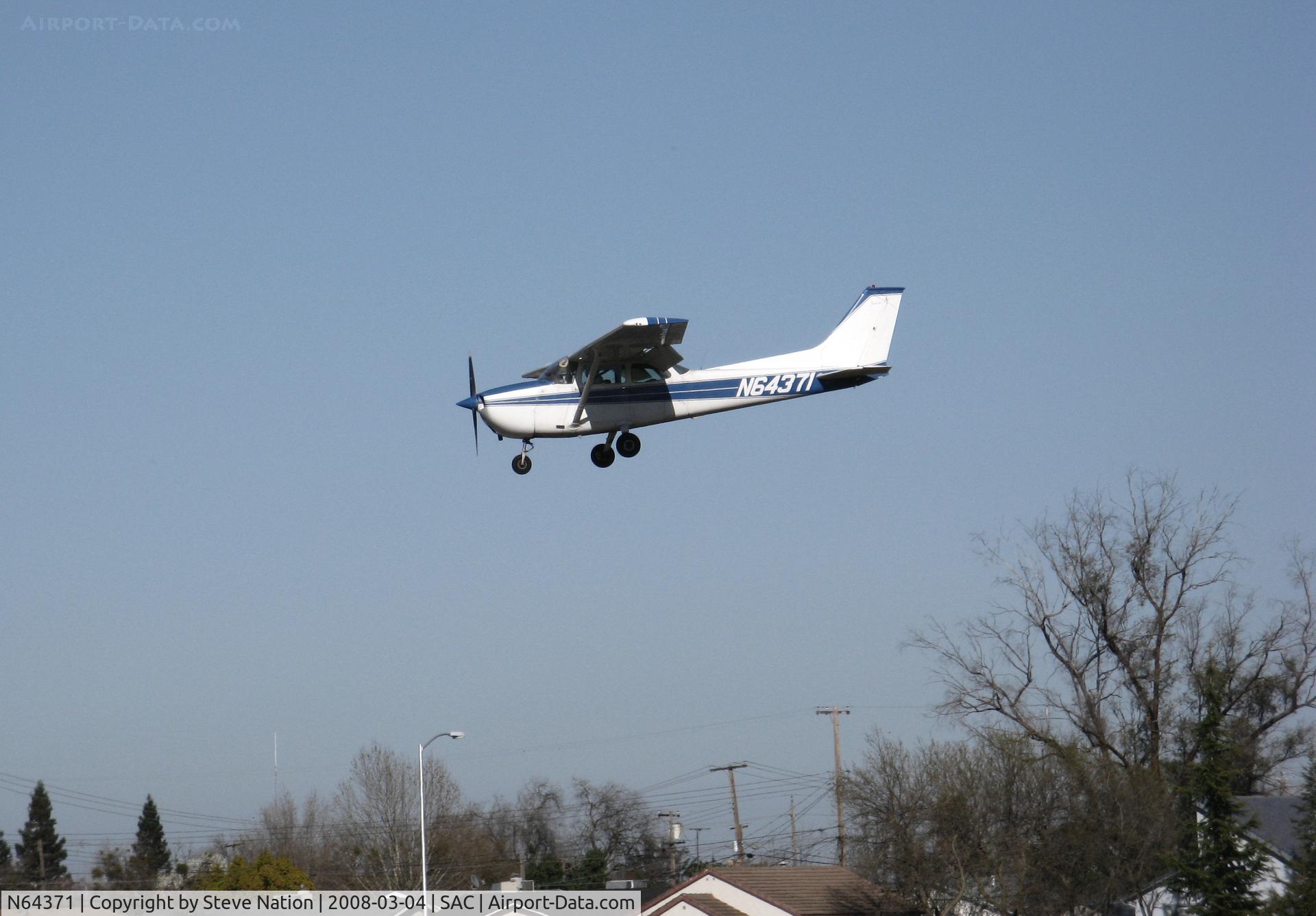 N64371, 1975 Cessna 172M C/N 17265199, Skywalk Inc. 1975 Cessna 172M on final @ Sacramento Executive Airport (Davis), CA