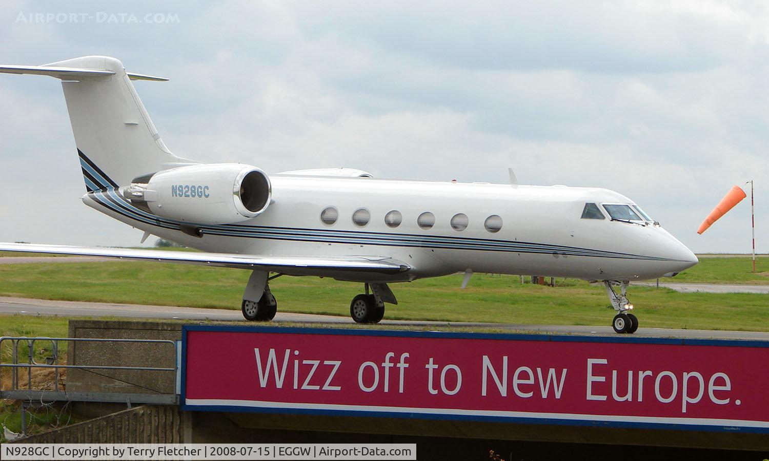 N928GC, 2003 Gulfstream Aerospace G-IV (G400) C/N 1513, Gulf IV taxies in at Luton