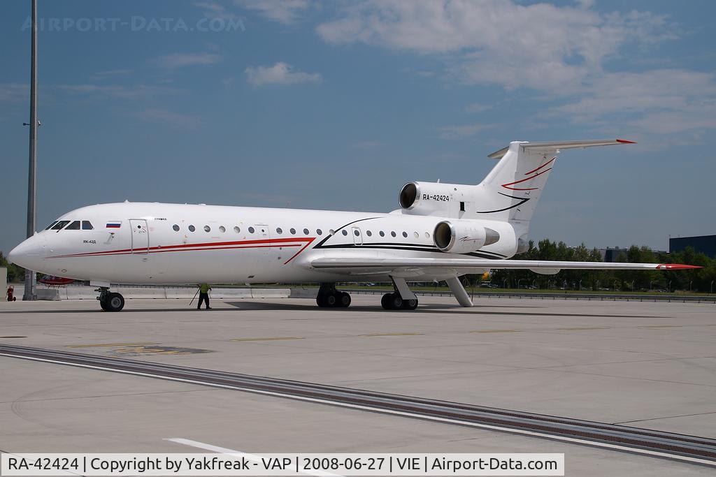 RA-42424, 1992 Yakovlev Yak-42D C/N 4520421502016, Lukoil Yakovlev 42