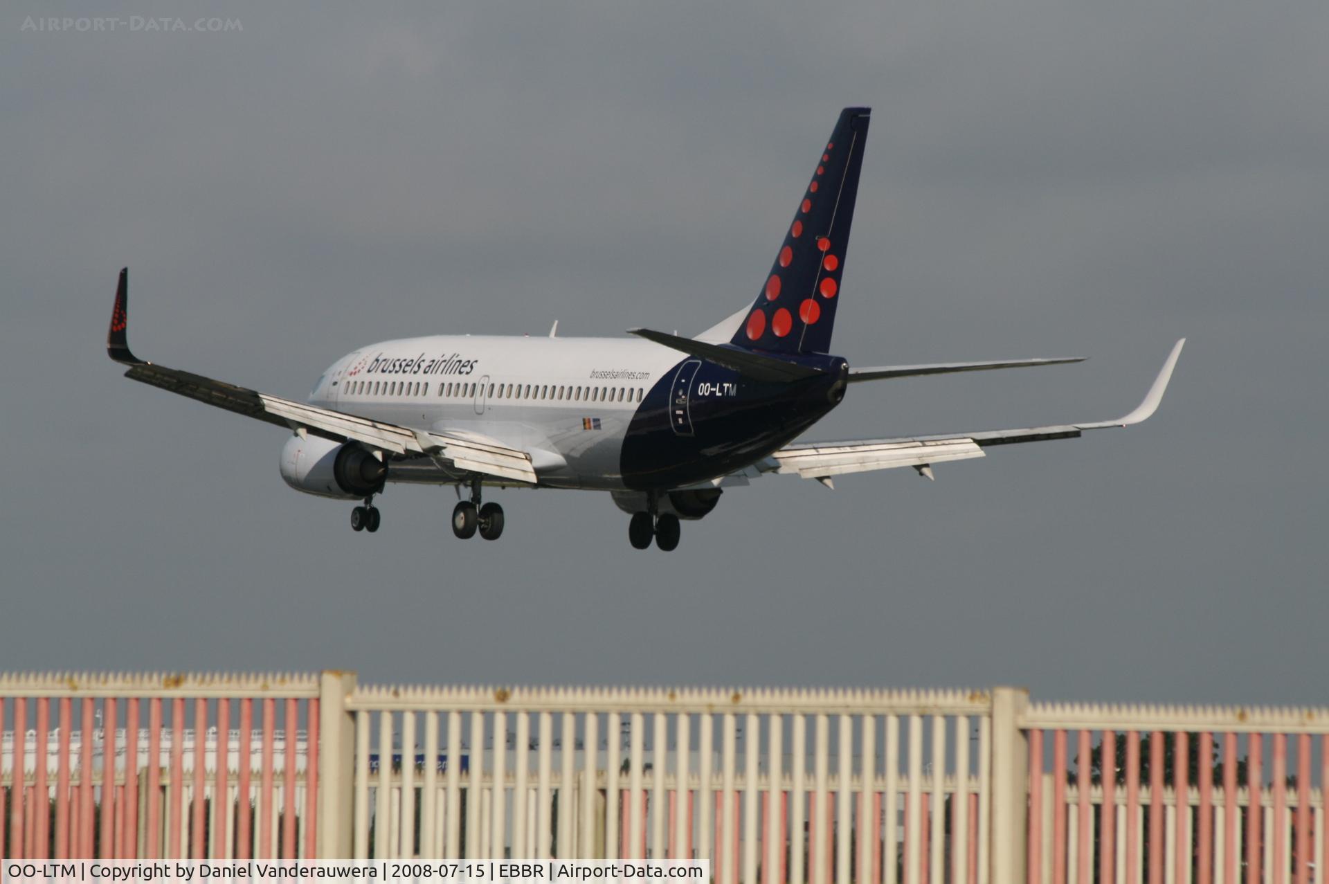 OO-LTM, 1991 Boeing 737-3M8 C/N 25070, several seconds before landing on rwy 25L