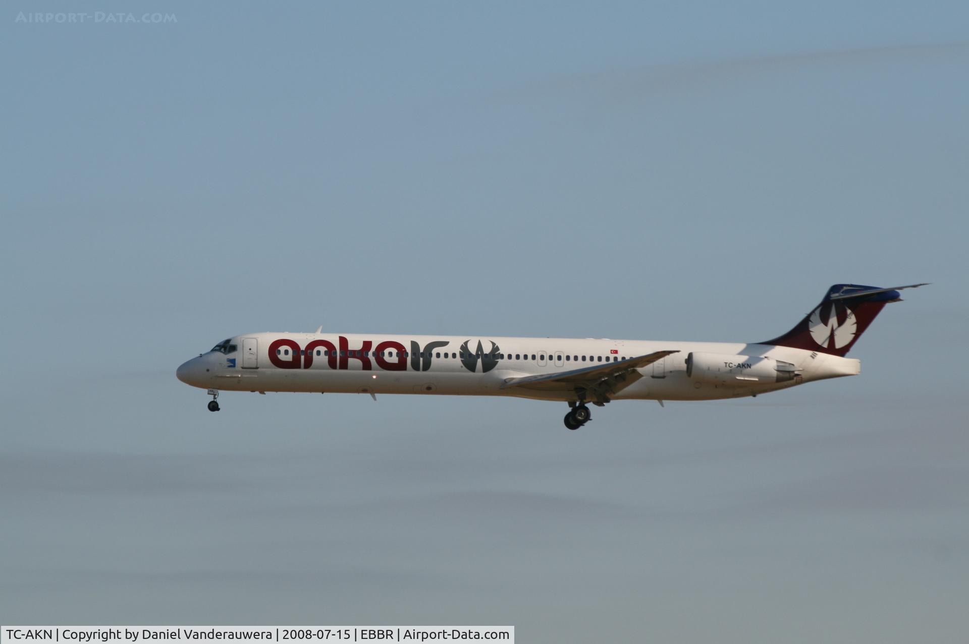 TC-AKN, McDonnell Douglas MD-83 (DC-9-83) C/N 53186, early arrival of flight VVF112 to rwy 25L
